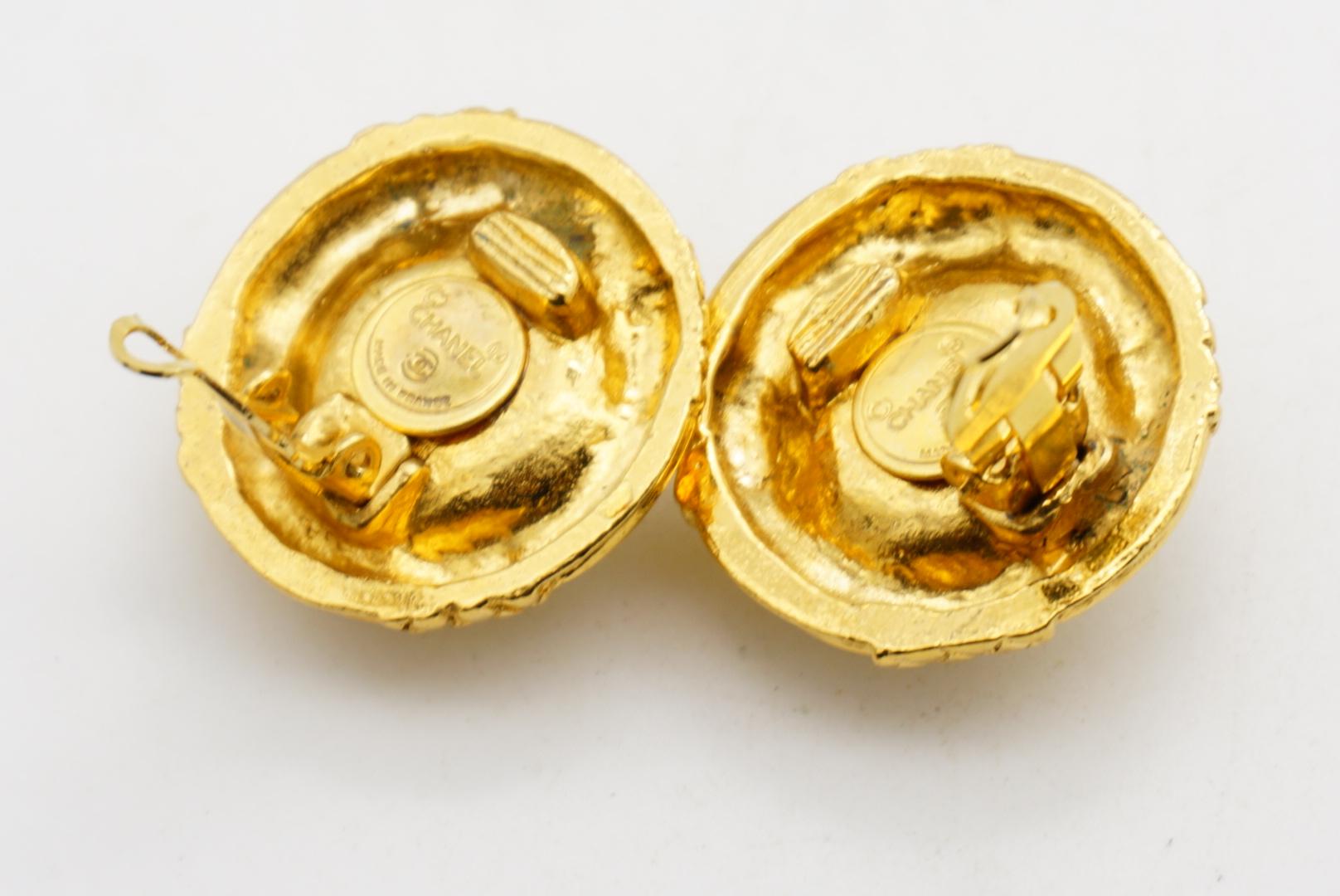 Chanel Vintage 1970er Jahre texturiert große weiße runde Perle Seil Gold gesteppt Ohrringe im Angebot 8