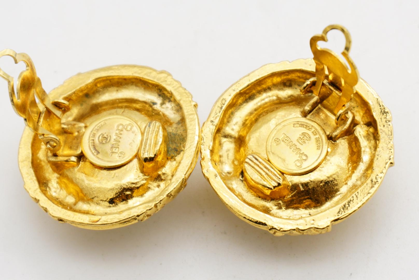 Chanel Vintage 1970er Jahre texturiert große weiße runde Perle Seil Gold gesteppt Ohrringe im Angebot 9