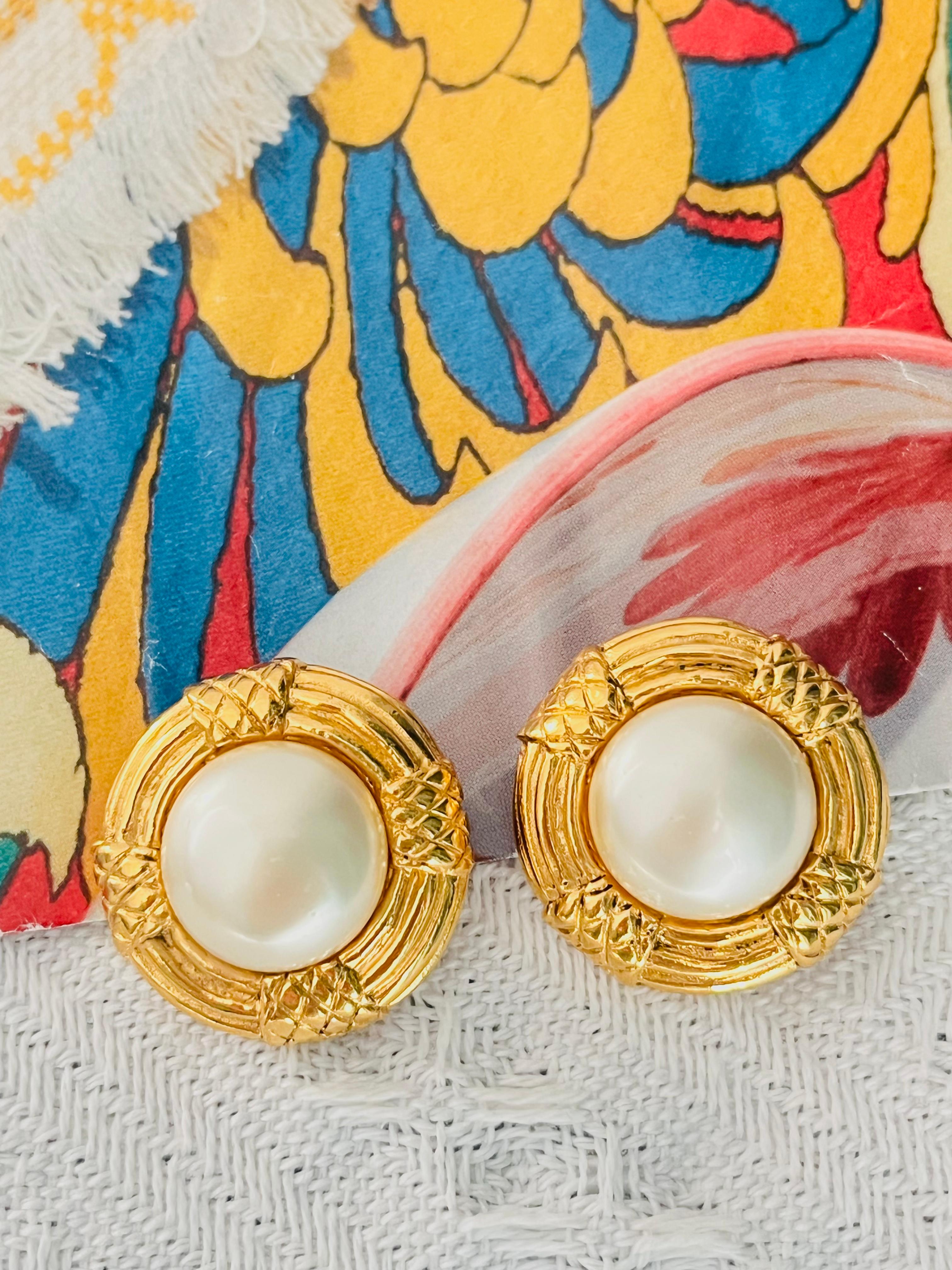 Chanel Vintage 1970er Jahre texturiert große weiße runde Perle Seil Gold gesteppt Ohrringe (Art déco) im Angebot