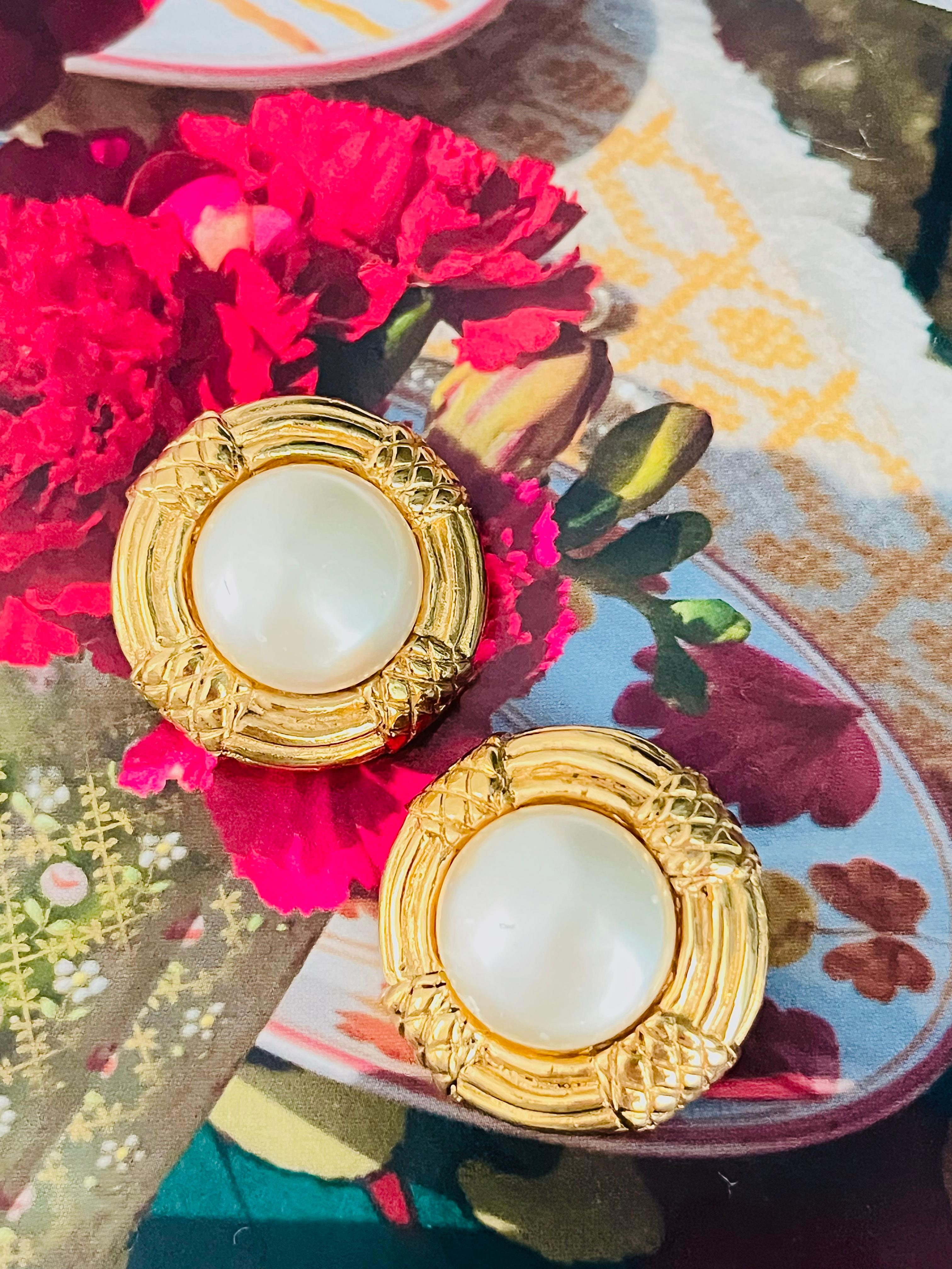 Chanel Vintage 1970er Jahre texturiert große weiße runde Perle Seil Gold gesteppt Ohrringe im Zustand „Gut“ im Angebot in Wokingham, England