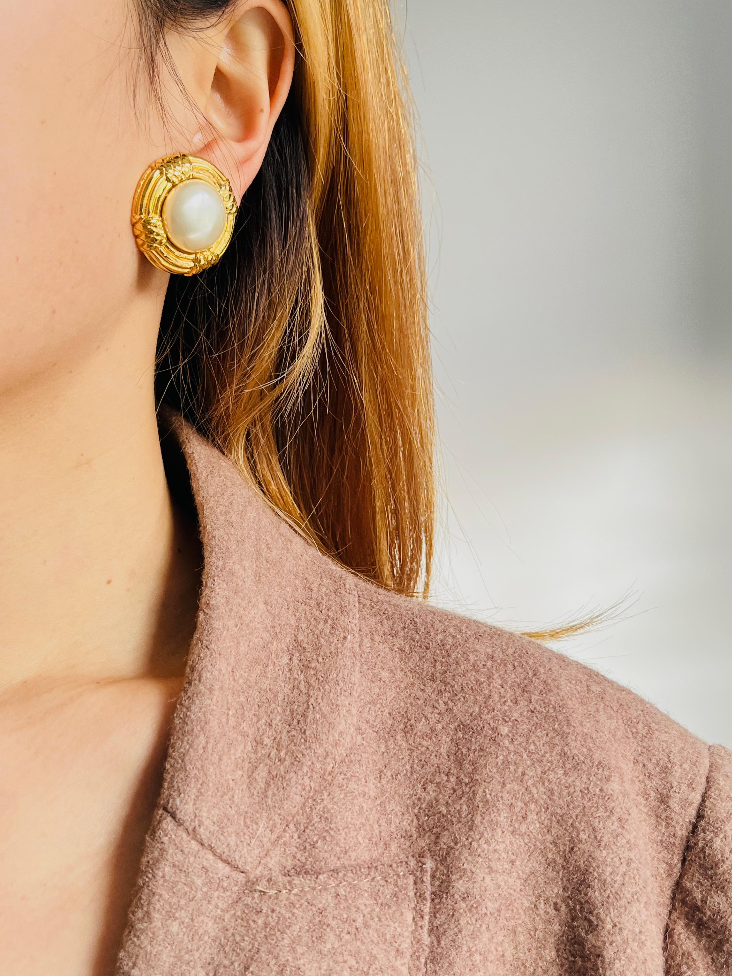 Chanel Vintage 1970er Jahre texturiert große weiße runde Perle Seil Gold gesteppt Ohrringe für Damen oder Herren im Angebot