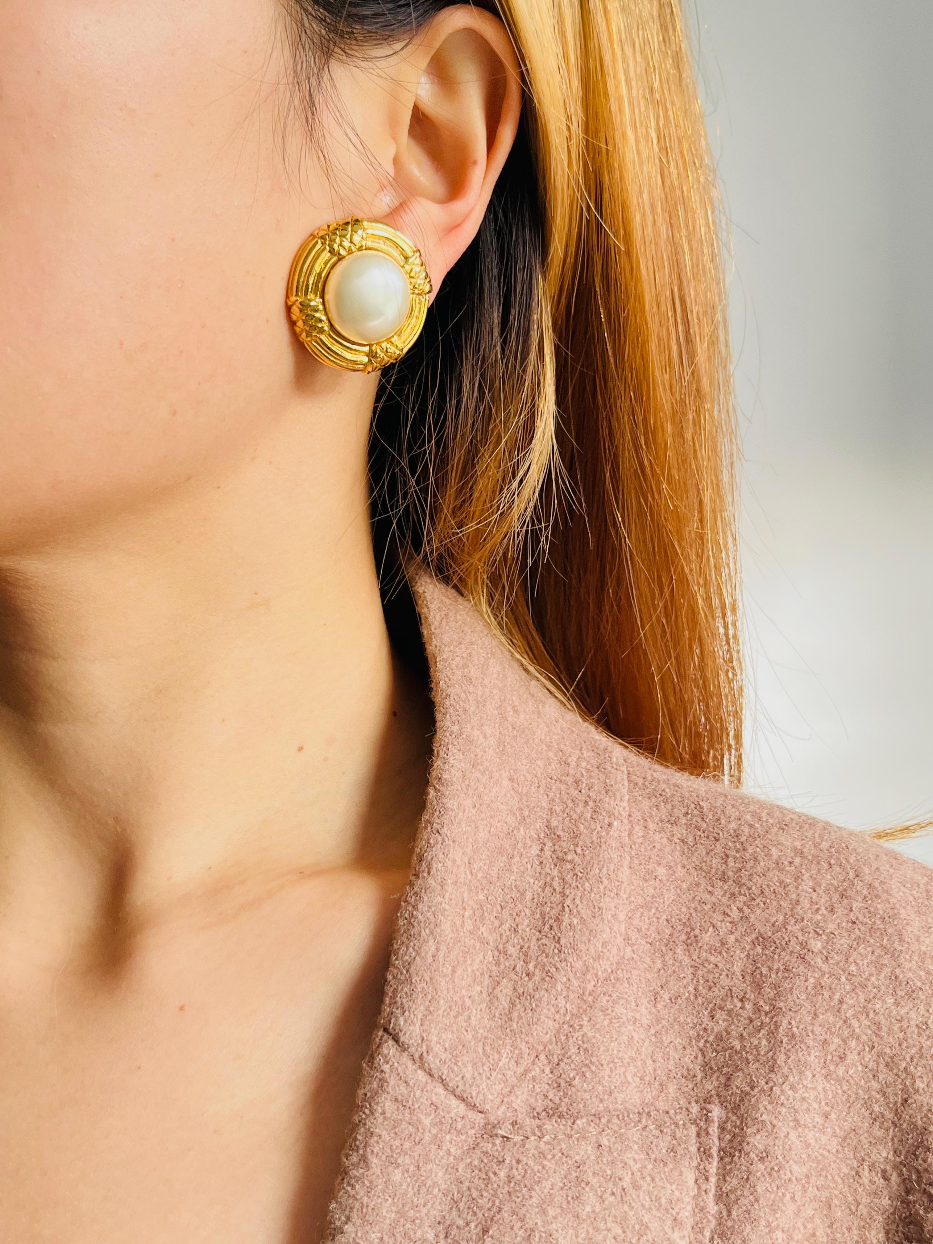 Chanel Vintage 1970er Jahre texturiert große weiße runde Perle Seil Gold gesteppt Ohrringe im Angebot 1