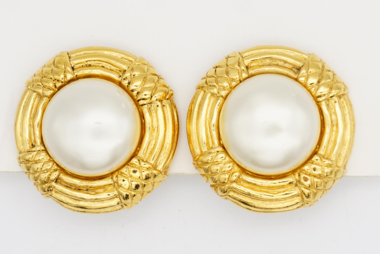 Chanel Vintage 1970er Jahre texturiert große weiße runde Perle Seil Gold gesteppt Ohrringe im Angebot 2