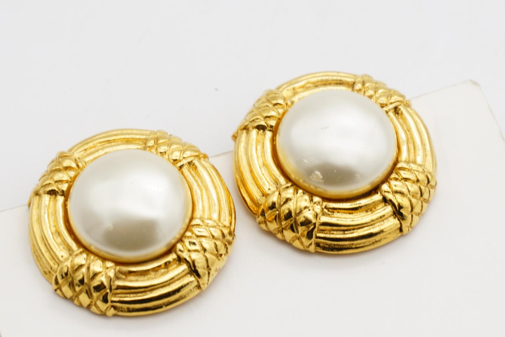 Chanel Vintage 1970er Jahre texturiert große weiße runde Perle Seil Gold gesteppt Ohrringe im Angebot 3