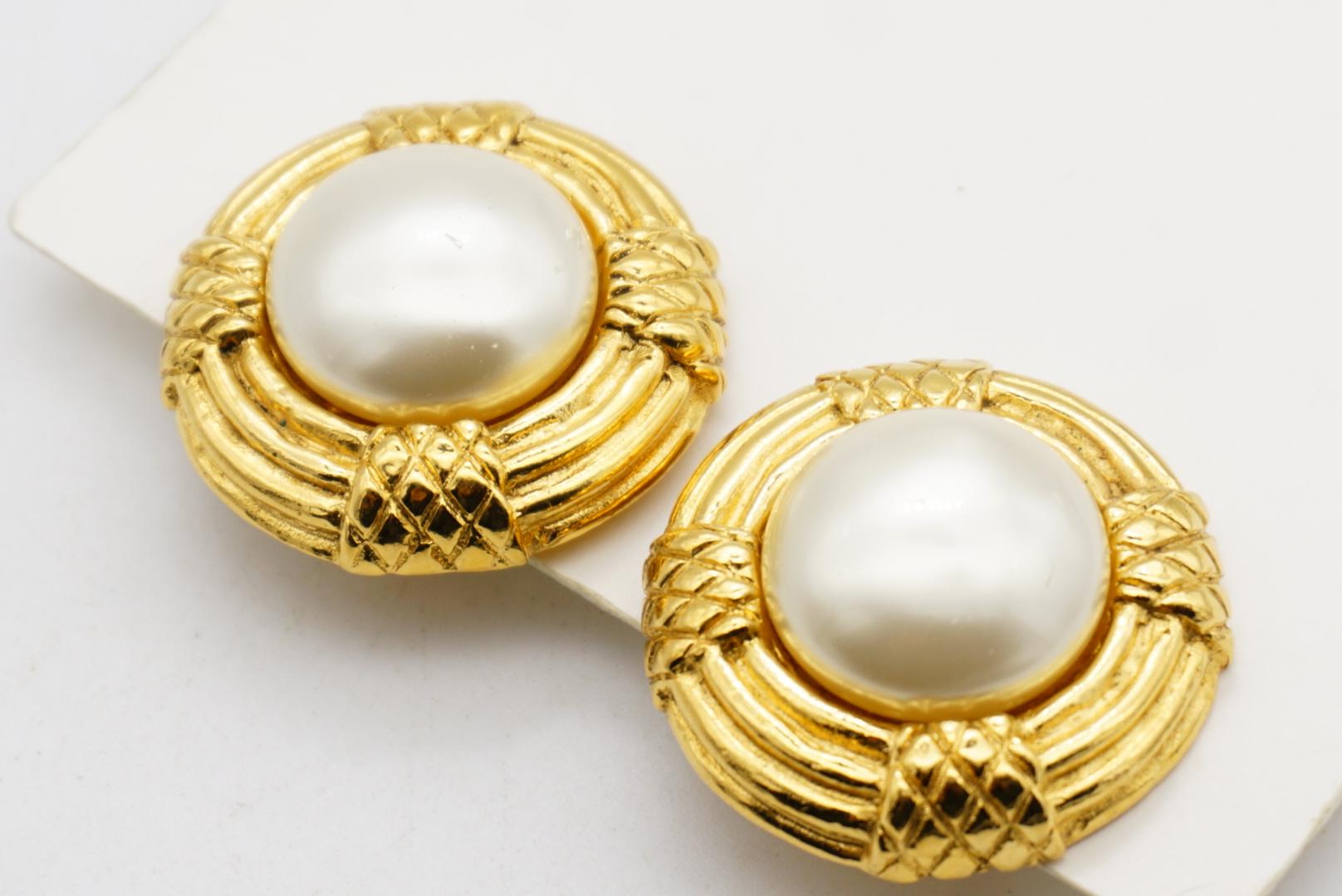 Chanel Vintage 1970er Jahre texturiert große weiße runde Perle Seil Gold gesteppt Ohrringe im Angebot 4