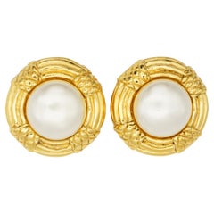 Chanel Vintage Años 70 Pendientes de oro acolchados de perlas redondas blancas grandes con textura
