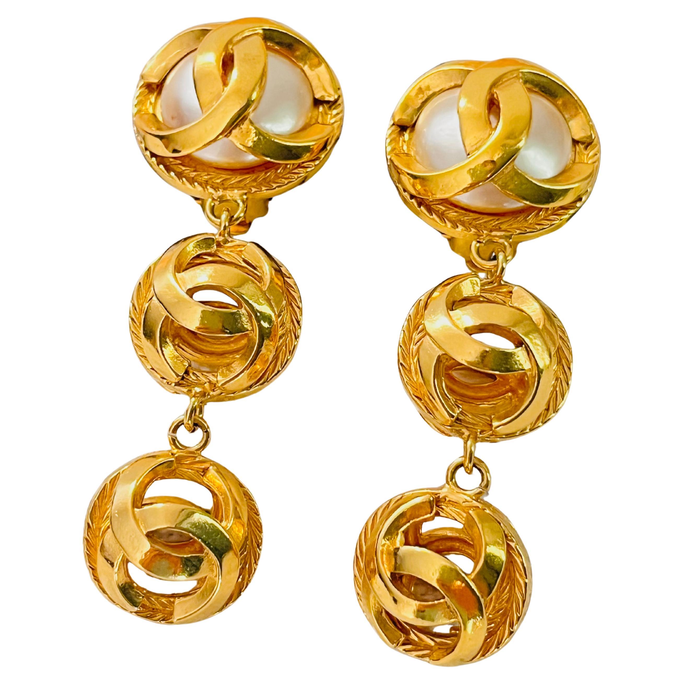 Chanel Vintage 1970 Trio Logo CC Coco Perle Bianche Orecchini a goccia tondi traforati