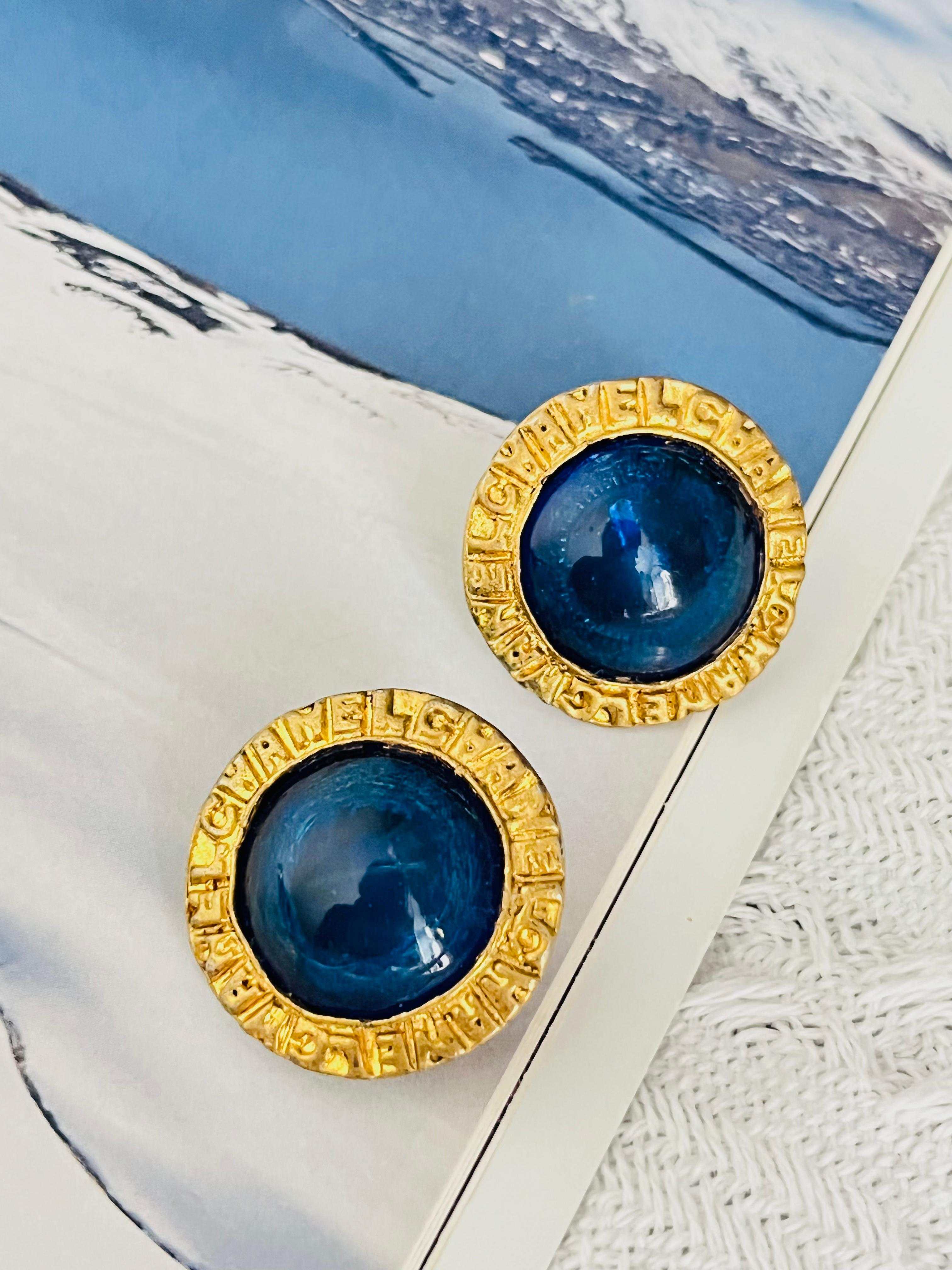 Chanel Vintage Años 80 Zafiro Gripoix Cabujón Azul Marino Grabado CC Coco Logo Monograma Círculo Redondo Elegantes Pendientes de Clip Modernistas, Chapados en Oro 

Buen estado. La parte delantera está perfecta, arañazos o pérdida de color en la