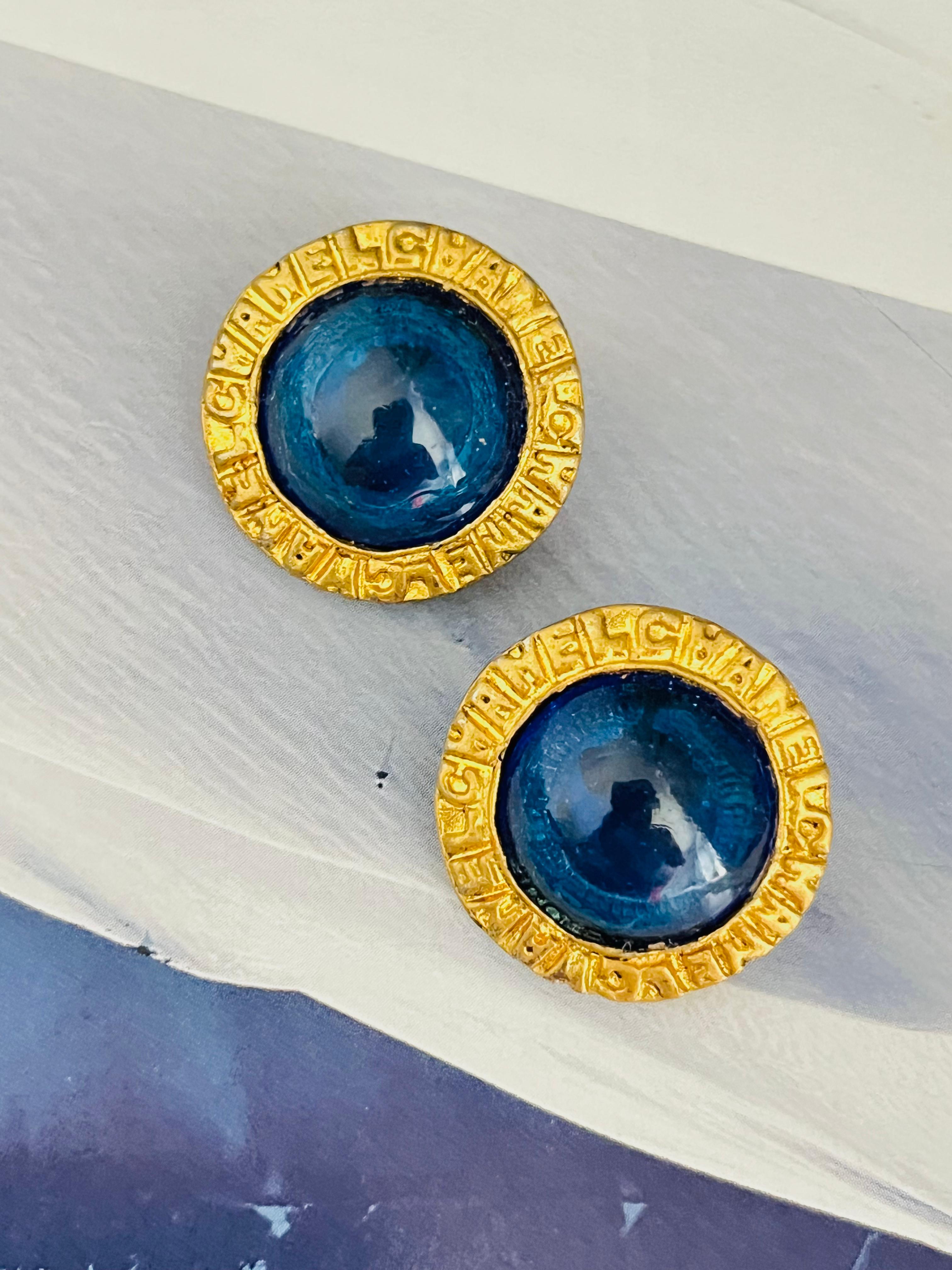 Chanel Vintage 1980 Gripoix Sapphire Cabochon CC Coco Logo Circle Clip Earrings In Good Condition For Sale In Wokingham, England