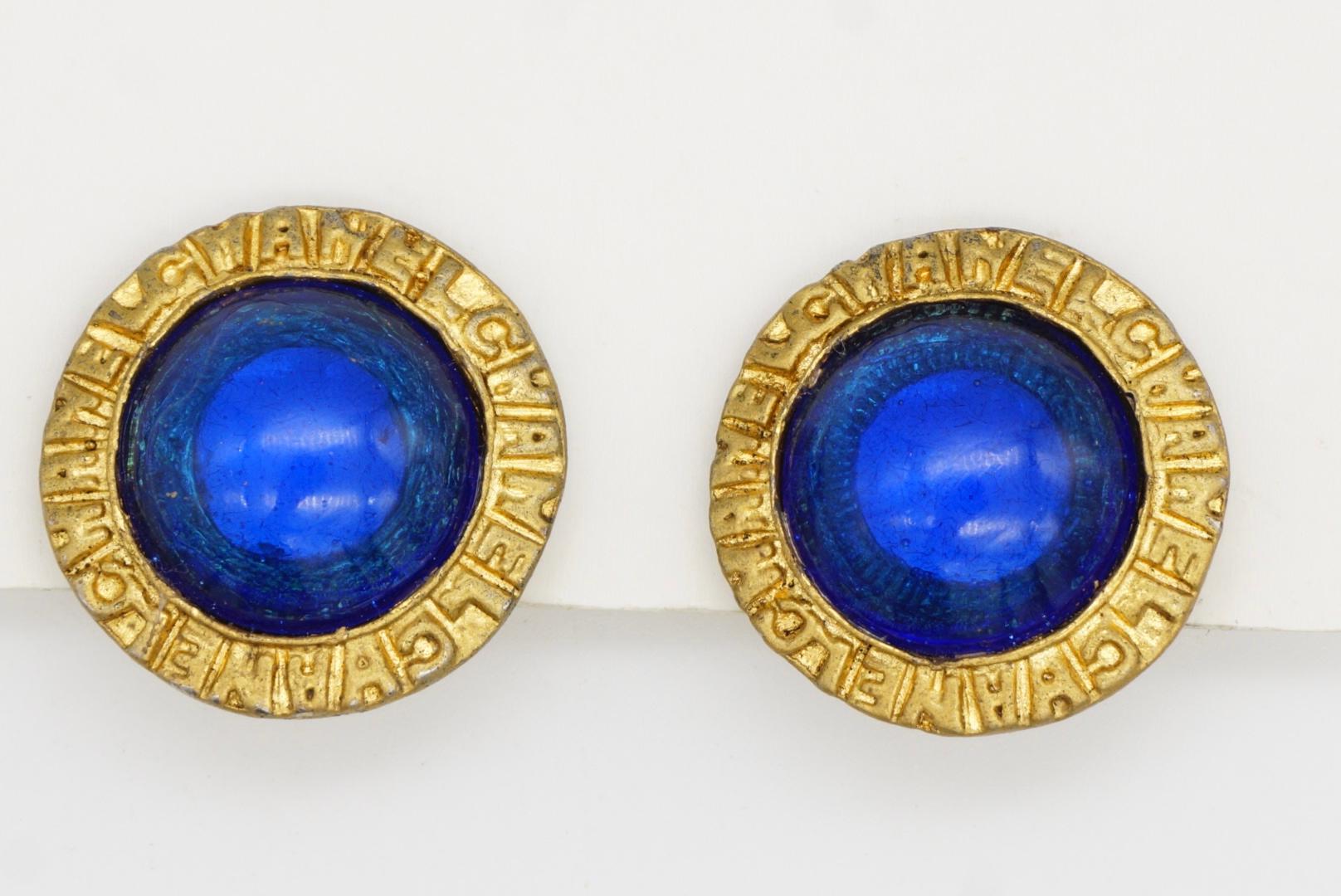 Chanel Vintage 1980 Zafiro Gripoix Cabujón CC Coco Logo Círculo Clip Pendientes en venta 3
