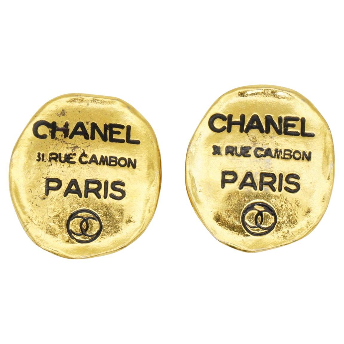 Chanel Vintage 1980s Unisex Classic Iconic Black Logo CC 31 Rue Cambon Paris Large Abnormal Oval Modernist Elegant Clip Earrings, Gold Plated

Sehr guter Zustand. Leichte Kratzer oder Farbverluste, sehr kleiner Riss auf der Rückseite, kaum spürbar.