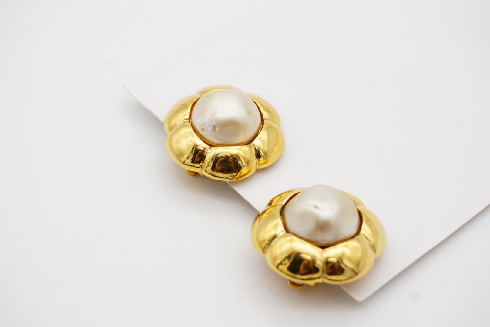 Chanel Vintage 1980s Camélia Flower White Circle Pearl Retro Gold Clip Earrings 4