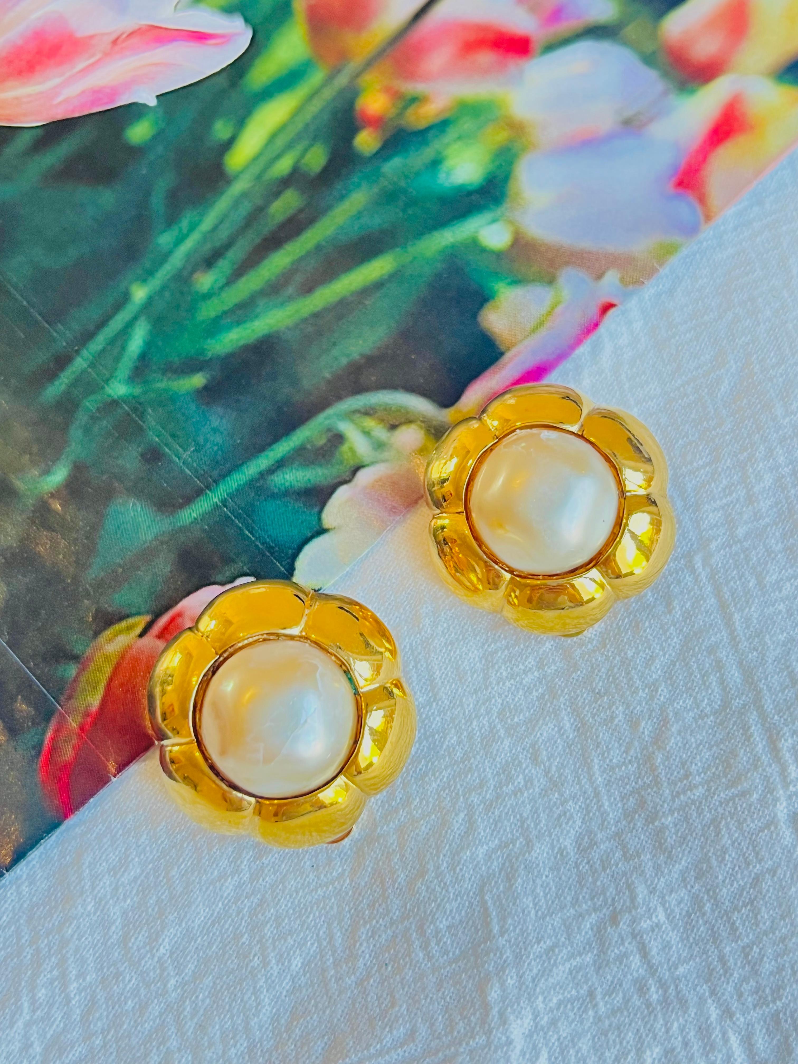 Art Deco Chanel Vintage 1980s Camélia Flower White Circle Pearl Retro Gold Clip Earrings