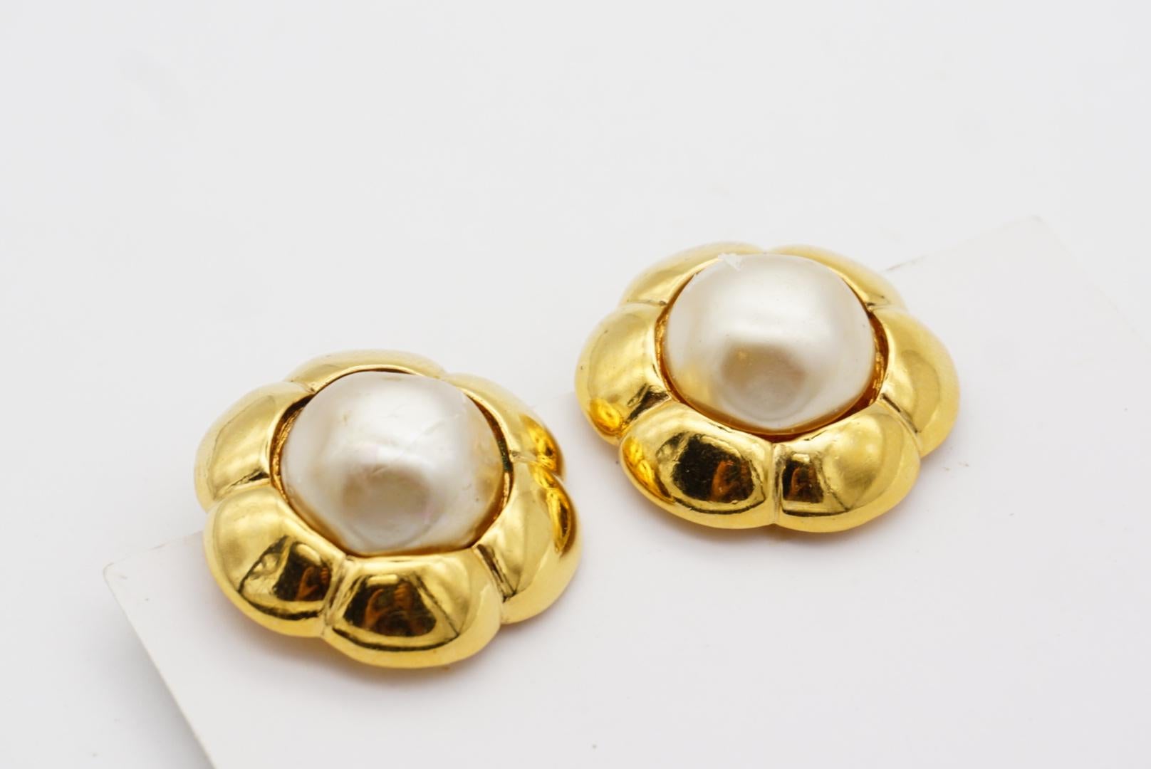 Chanel Vintage 1980s Camélia Flower White Circle Pearl Retro Gold Clip Earrings 3