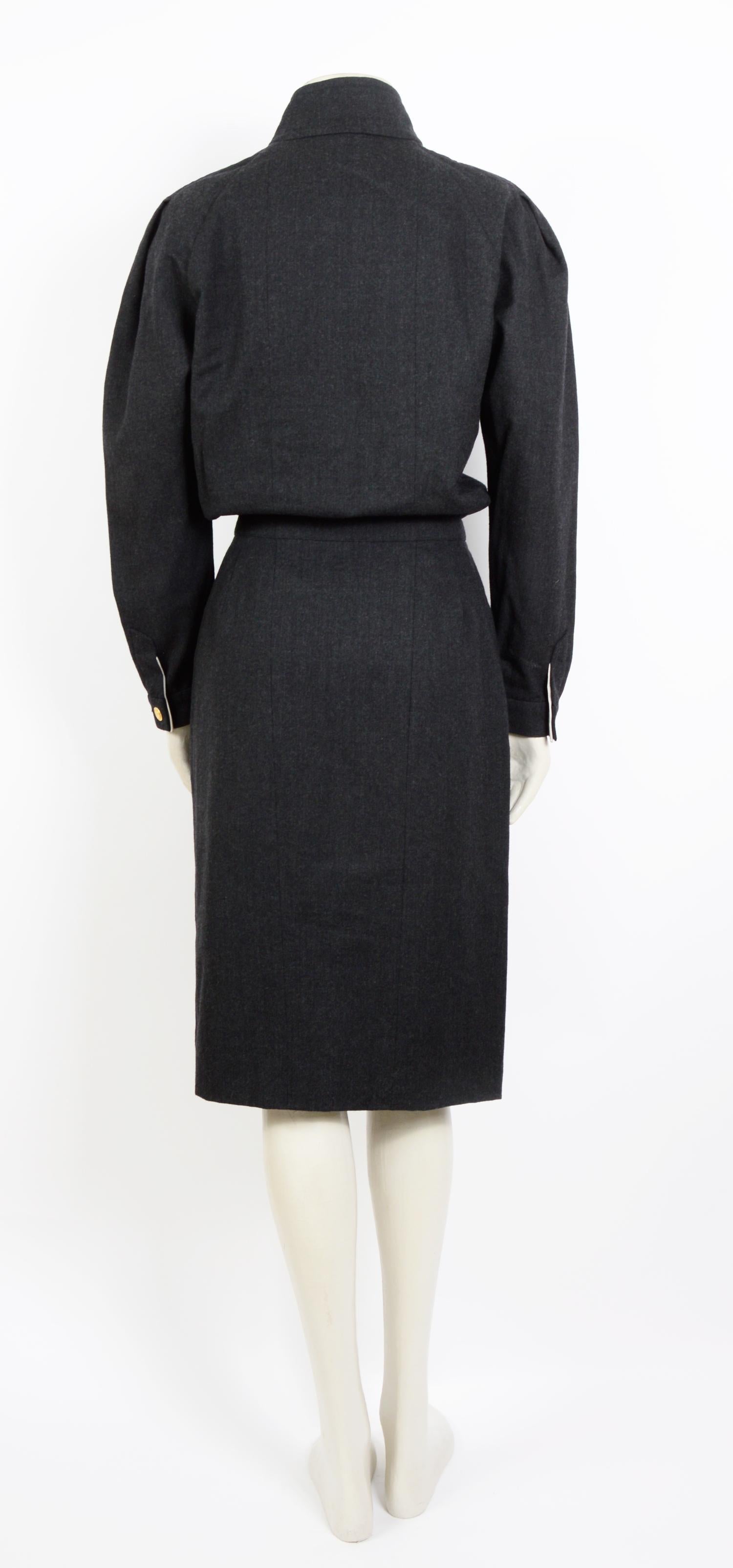 Chanel Vintage 1980s documented wool dress with 14 Coco Chanel buttons In Excellent Condition In Antwerp, BE