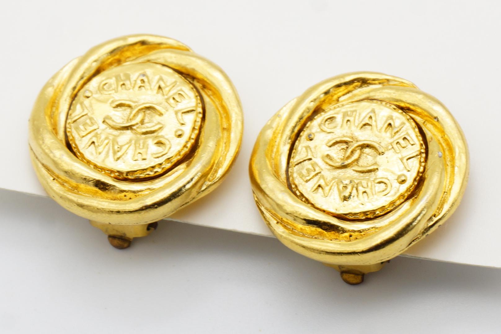 Chanel Vintage 1980s Double Logo CC Coco Spiral Twist Circle Coin Clip Earrings For Sale 6