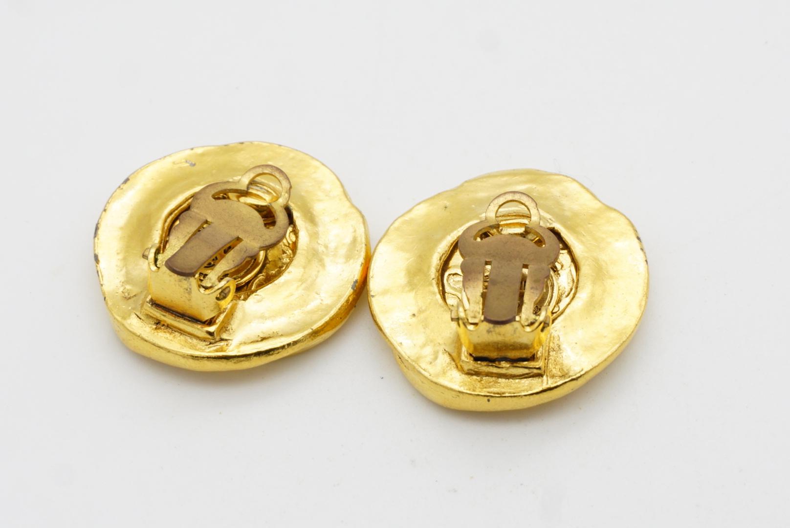 Chanel Vintage 1980s Double Logo CC Coco Spiral Twist Circle Coin Clip Earrings For Sale 8