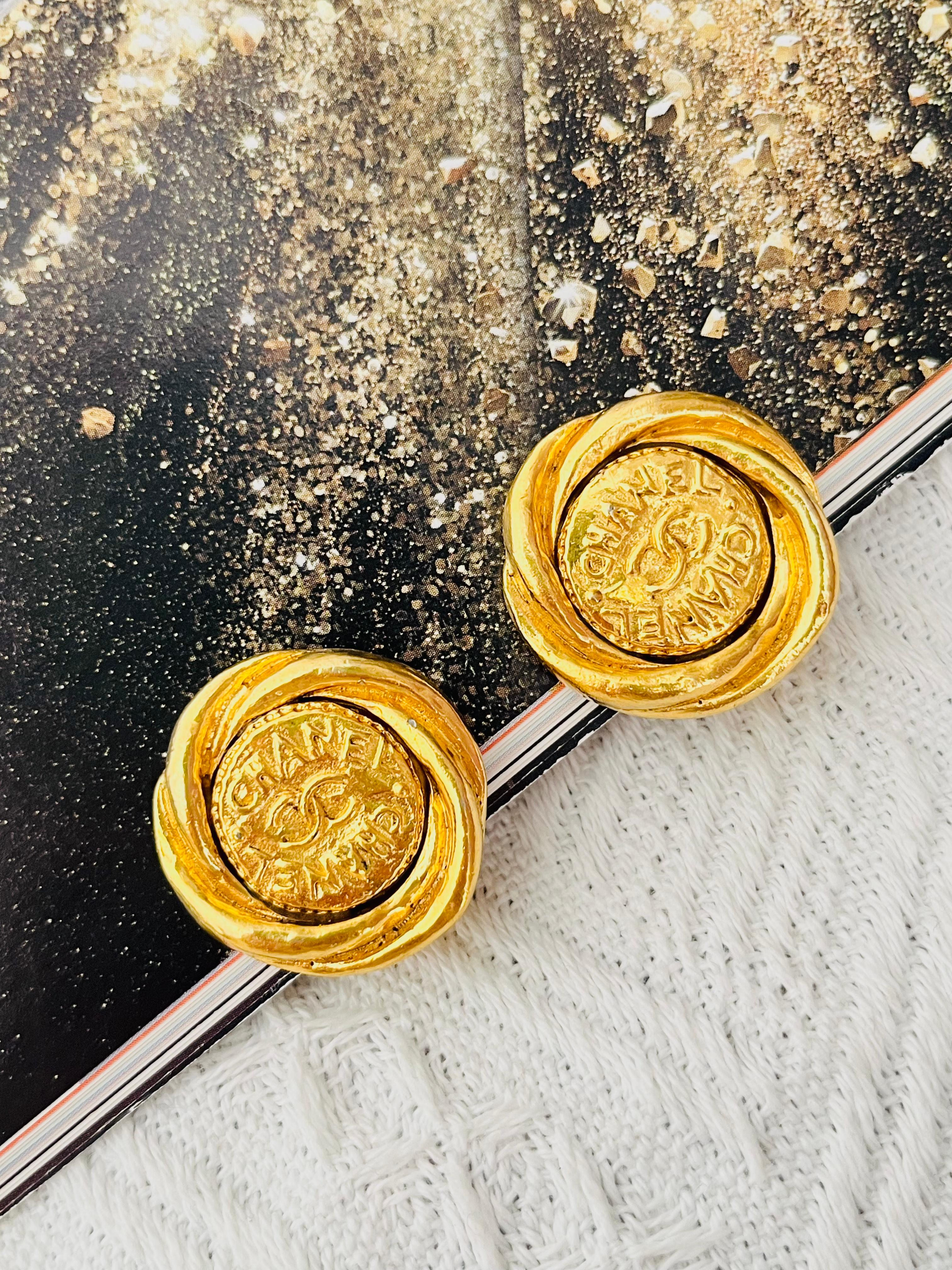 Chanel Vintage 1980er Jahre Double Logo CC Coco Spiral Twist Kreis Münze Clip-Ohrringe (Art déco) im Angebot