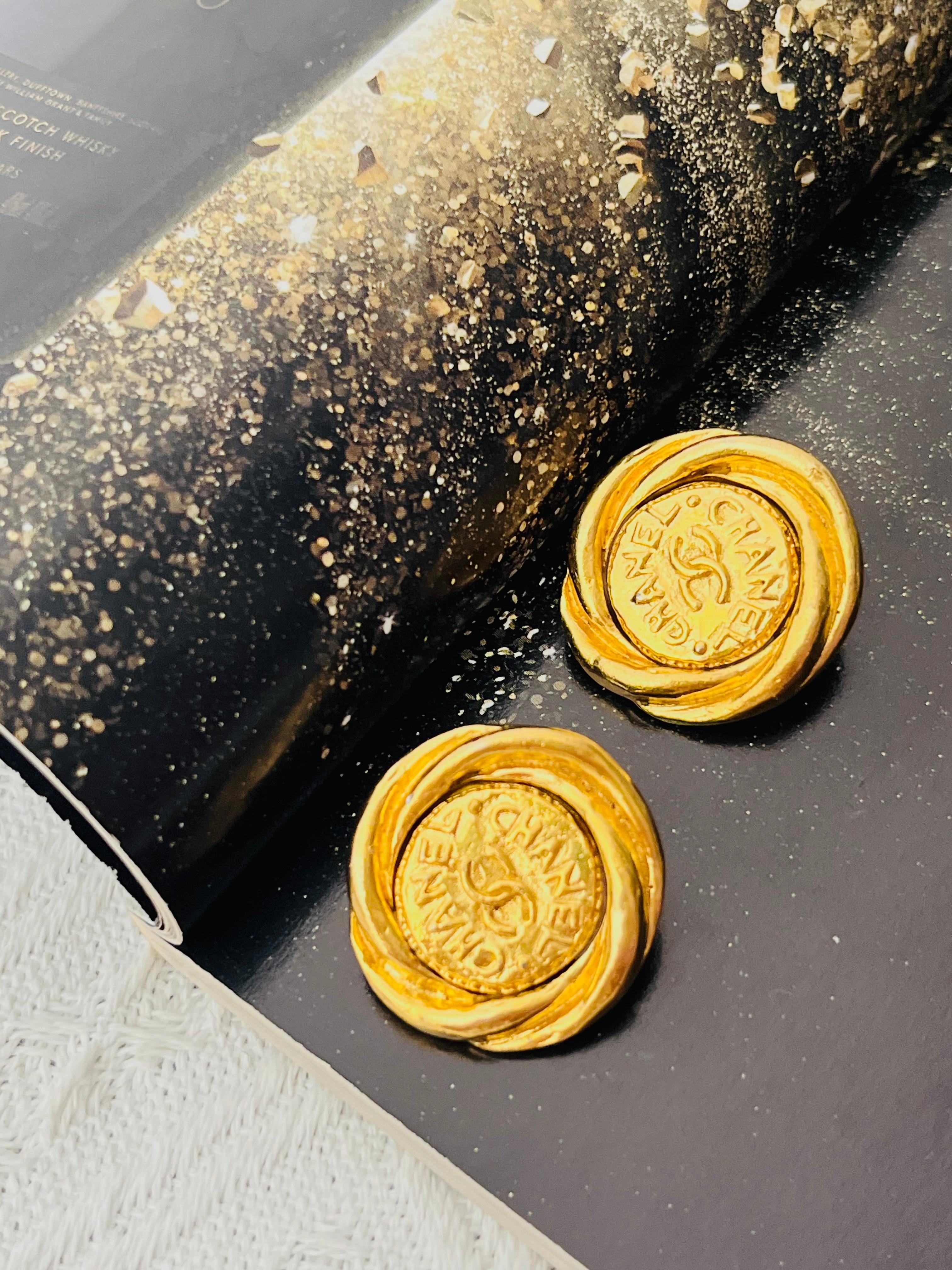Chanel Vintage 1980s Double Logo CC Coco Spiral Twist Circle Coin Clip Earrings In Good Condition For Sale In Wokingham, England