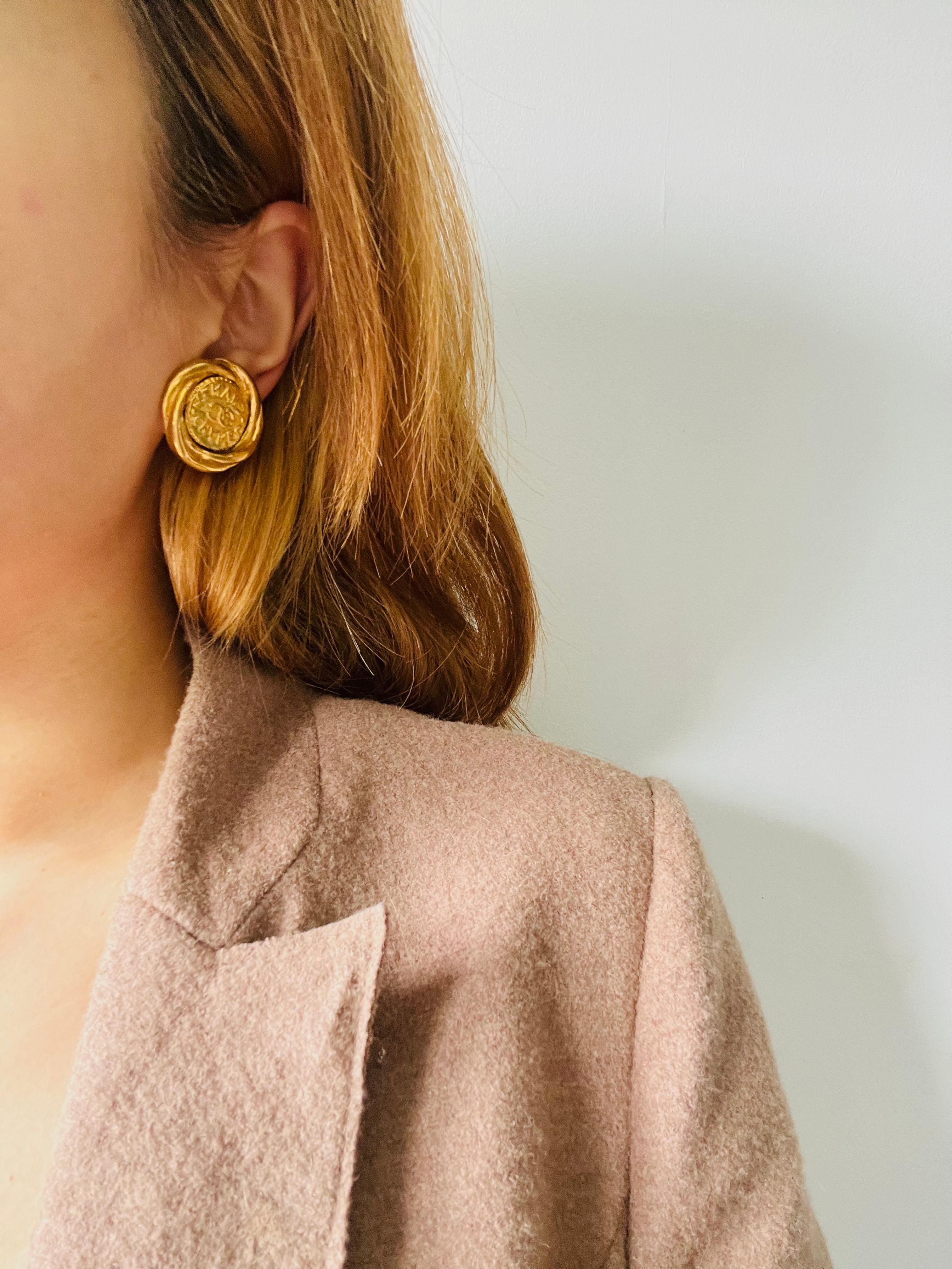 Chanel Vintage 1980s Double Logo CC Coco Spiral Twist Circle Coin Clip Earrings For Sale 1