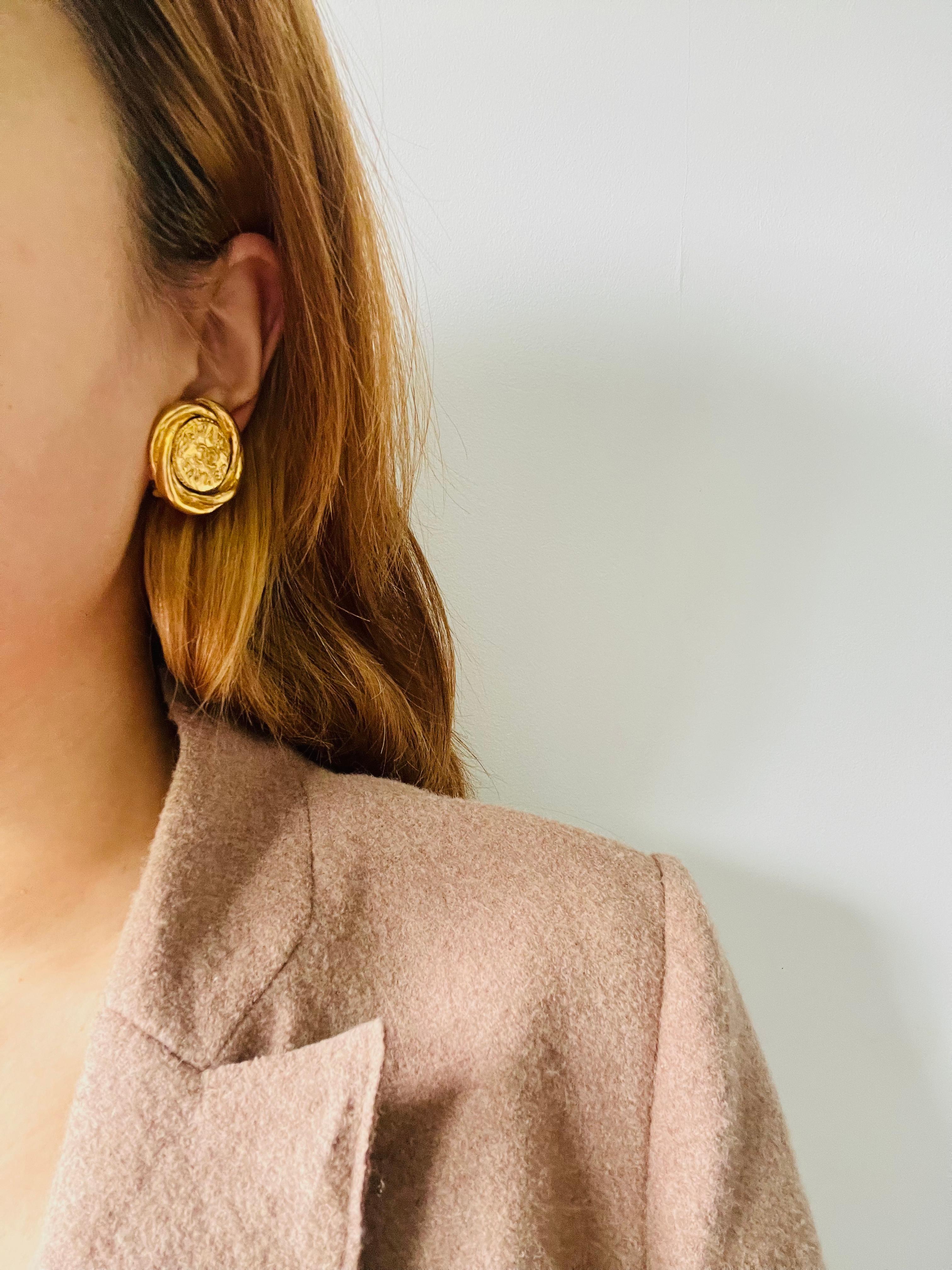 Chanel Vintage 1980er Jahre Double Logo CC Coco Spiral Twist Kreis Münze Clip-Ohrringe im Angebot 1