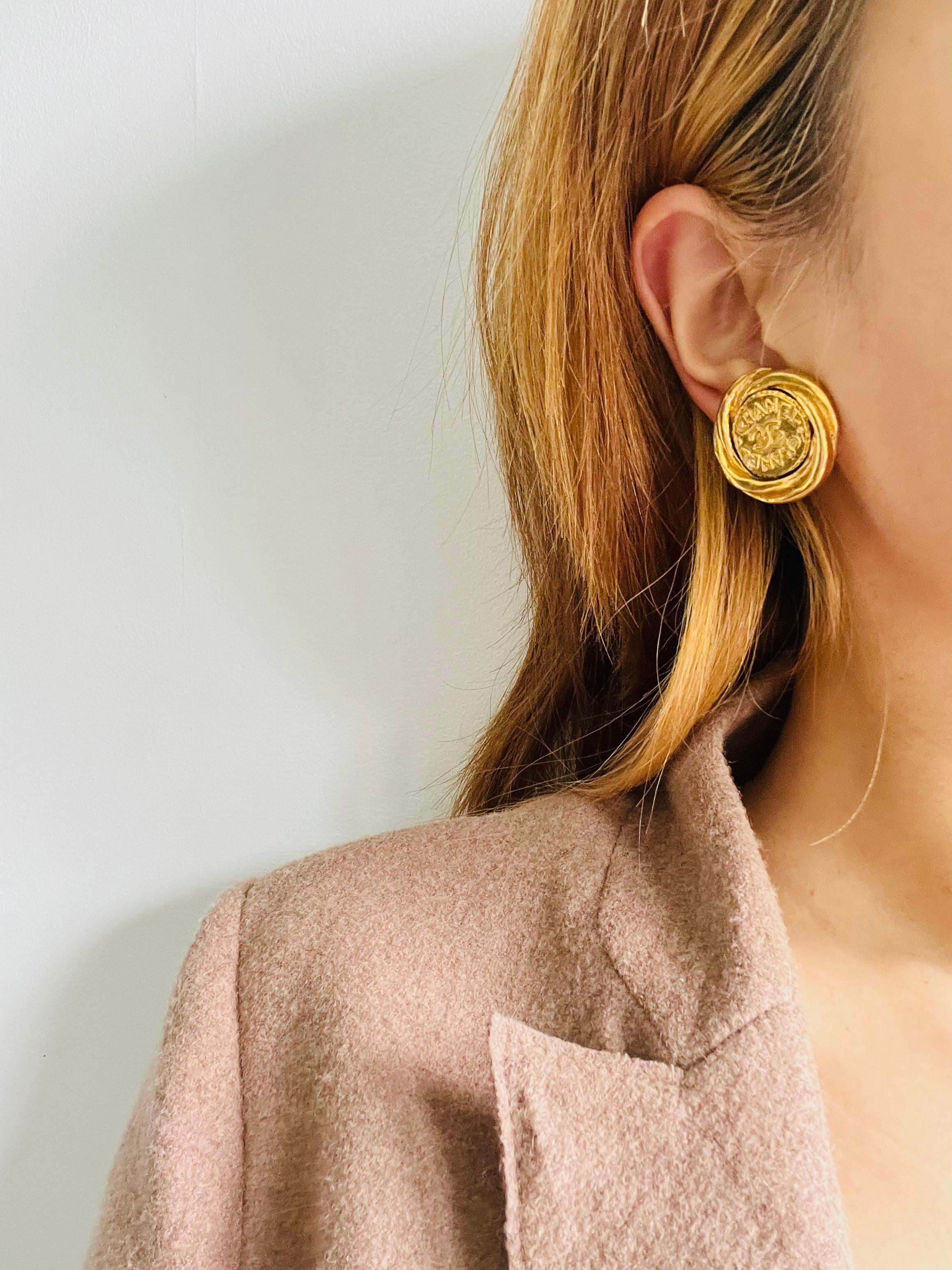 Chanel Vintage 1980s Double Logo CC Coco Spiral Twist Circle Coin Clip Earrings For Sale 2