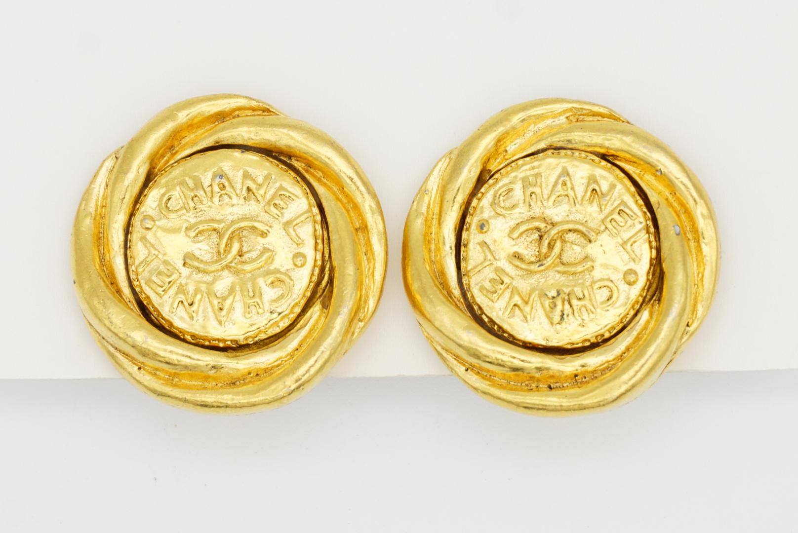 Chanel Vintage 1980s Double Logo CC Coco Spiral Twist Circle Coin Clip Earrings For Sale 3