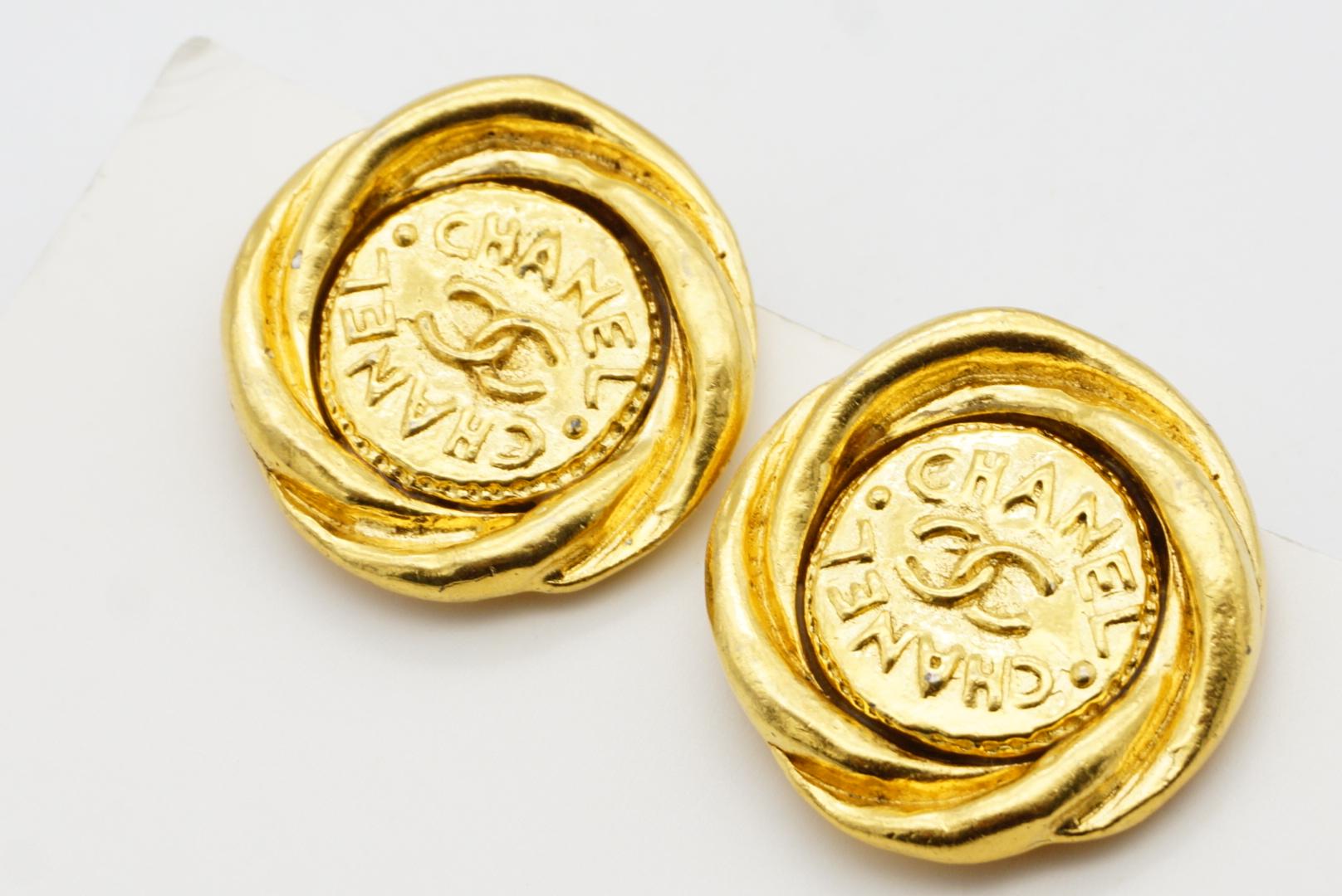 Chanel Vintage 1980s Double Logo CC Coco Spiral Twist Circle Coin Clip Earrings For Sale 4
