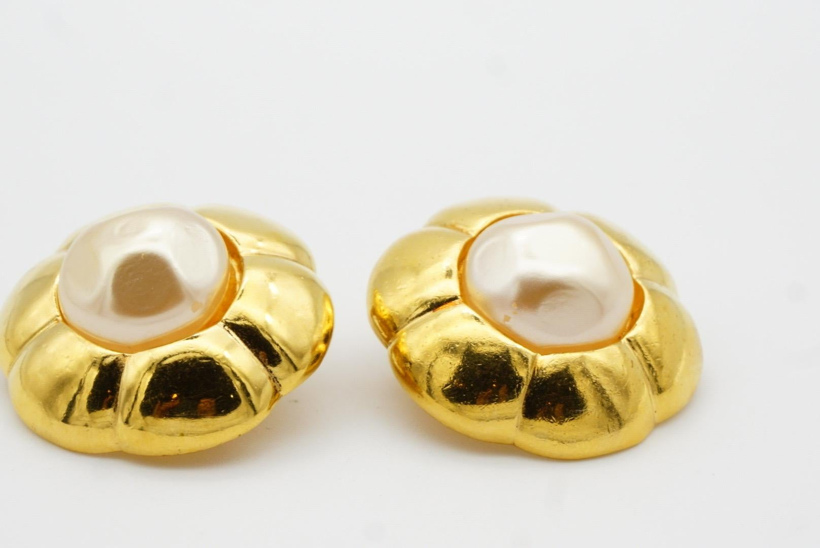 Chanel Vintage 1980s Extra Large Camélia Flower White Pearl Coco Clip Earrings For Sale 6