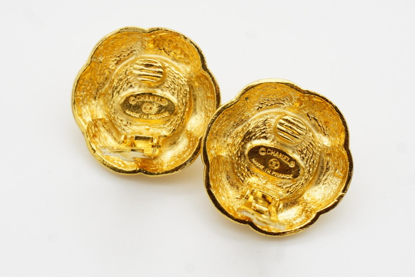Chanel Vintage 1980s Extra Large Camélia Flower White Pearl Coco Clip Earrings For Sale 7