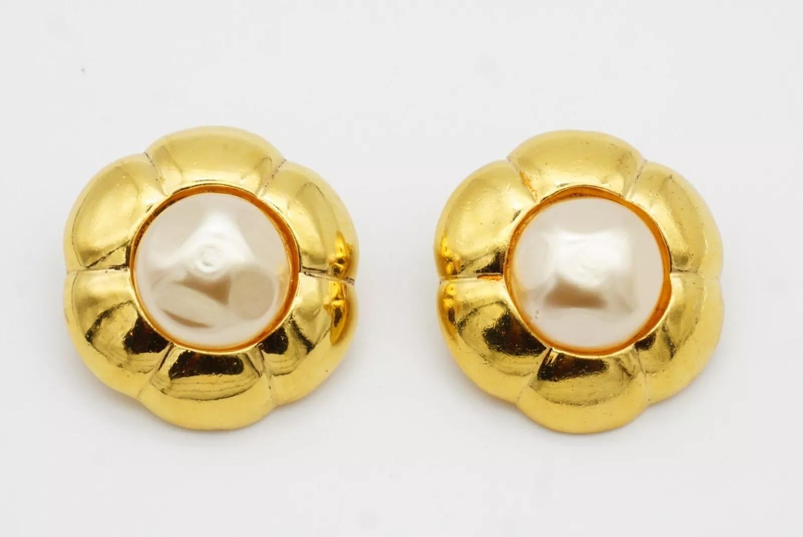 Chanel Vintage 1980s Extra Large Camélia Flower White Pearl Coco Clip Earrings For Sale 9