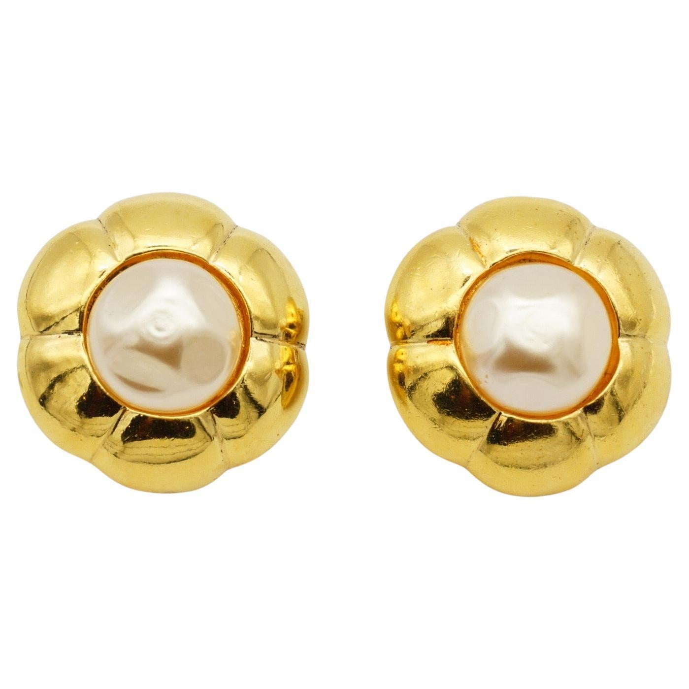 Chanel Vintage 1980s Extra Large Camélia Flower White Pearl Circle Round Coco Crush Elegant Clip Earrings, Gold Plated

Very good condition. Very light scratches or colour loss. 100% Genuine.

Larger than most of this design. A very beautiful pair