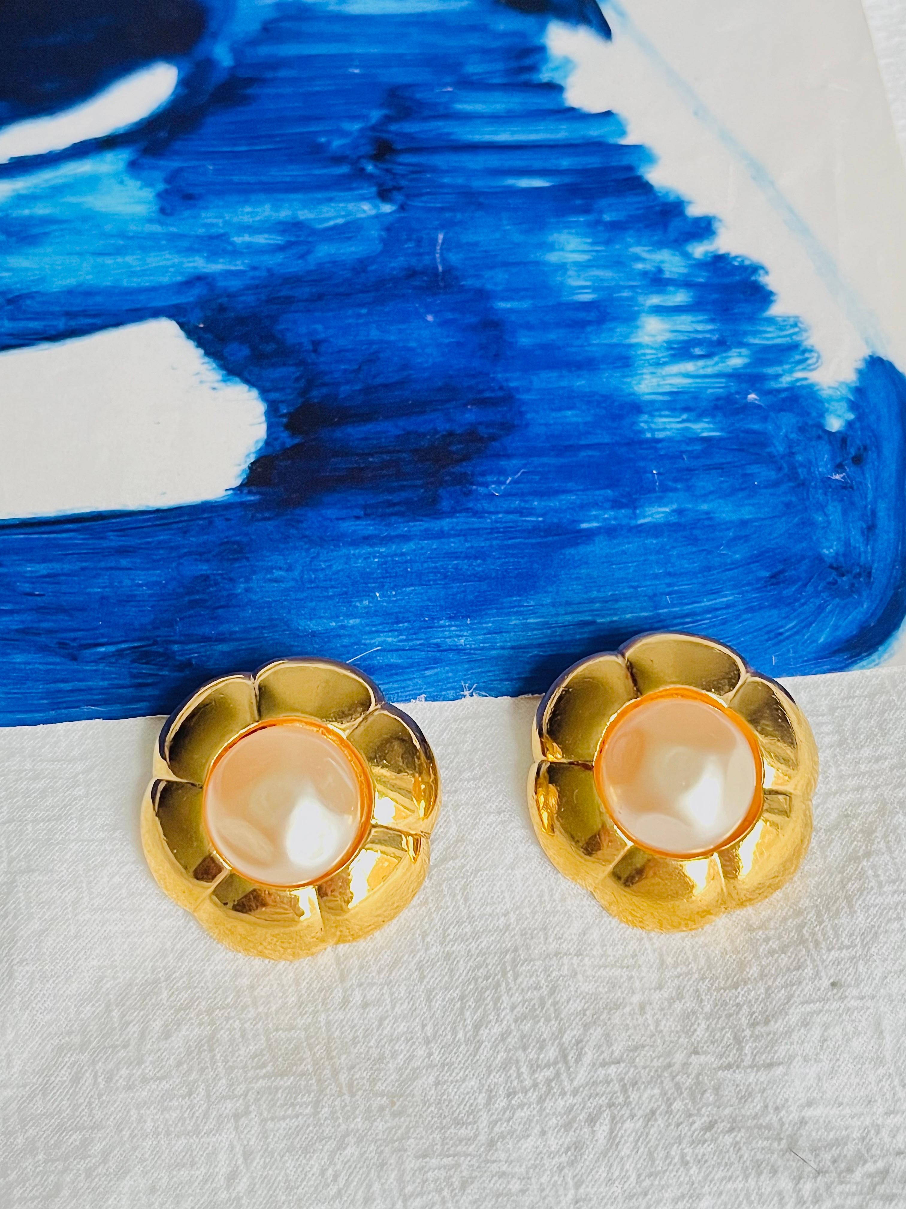 Art Deco Chanel Vintage 1980s Extra Large Camélia Flower White Pearl Coco Clip Earrings For Sale