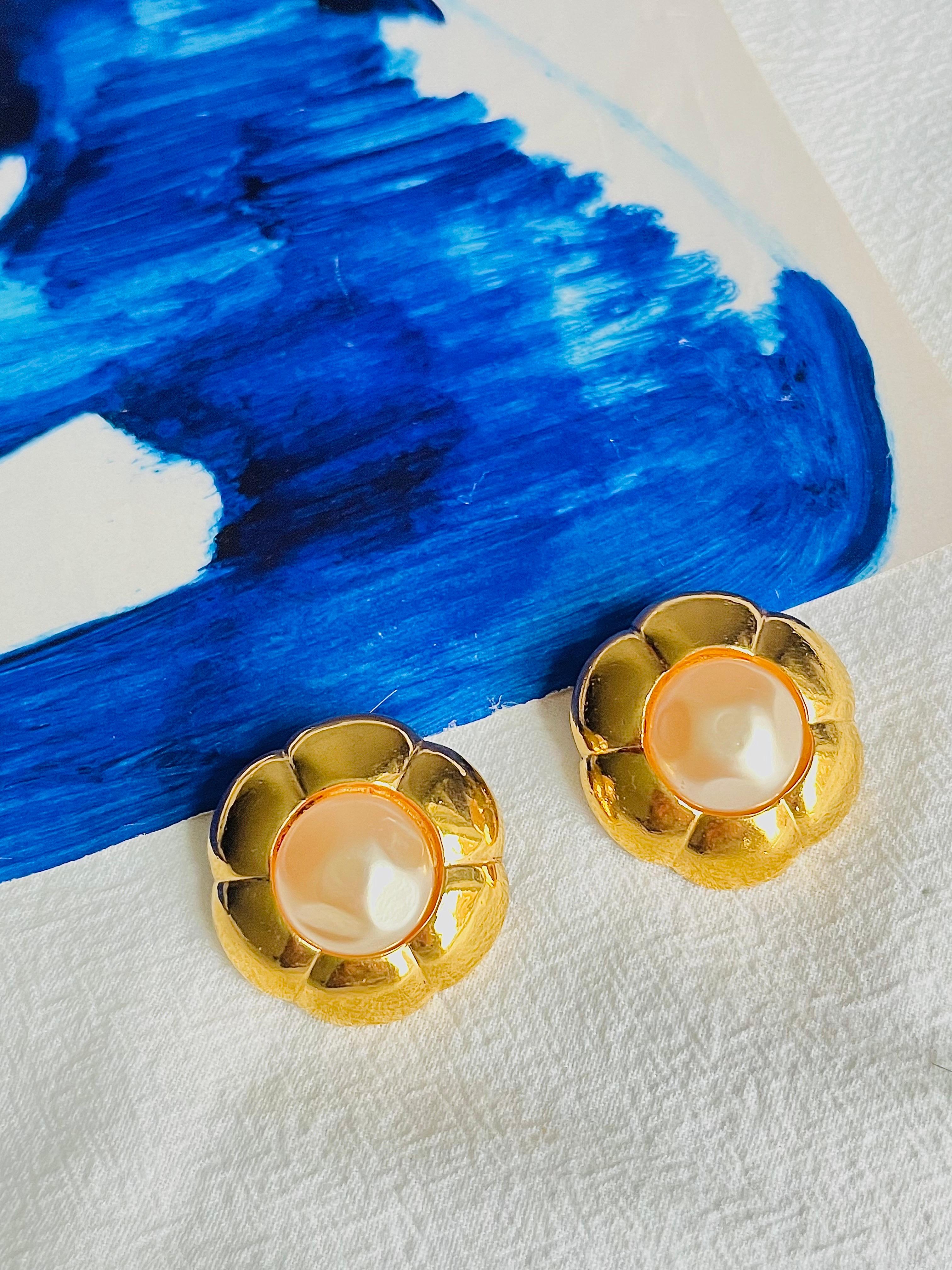 Chanel Vintage 1980s Extra Large Camélia Flower White Pearl Coco Clip Earrings In Good Condition For Sale In Wokingham, England