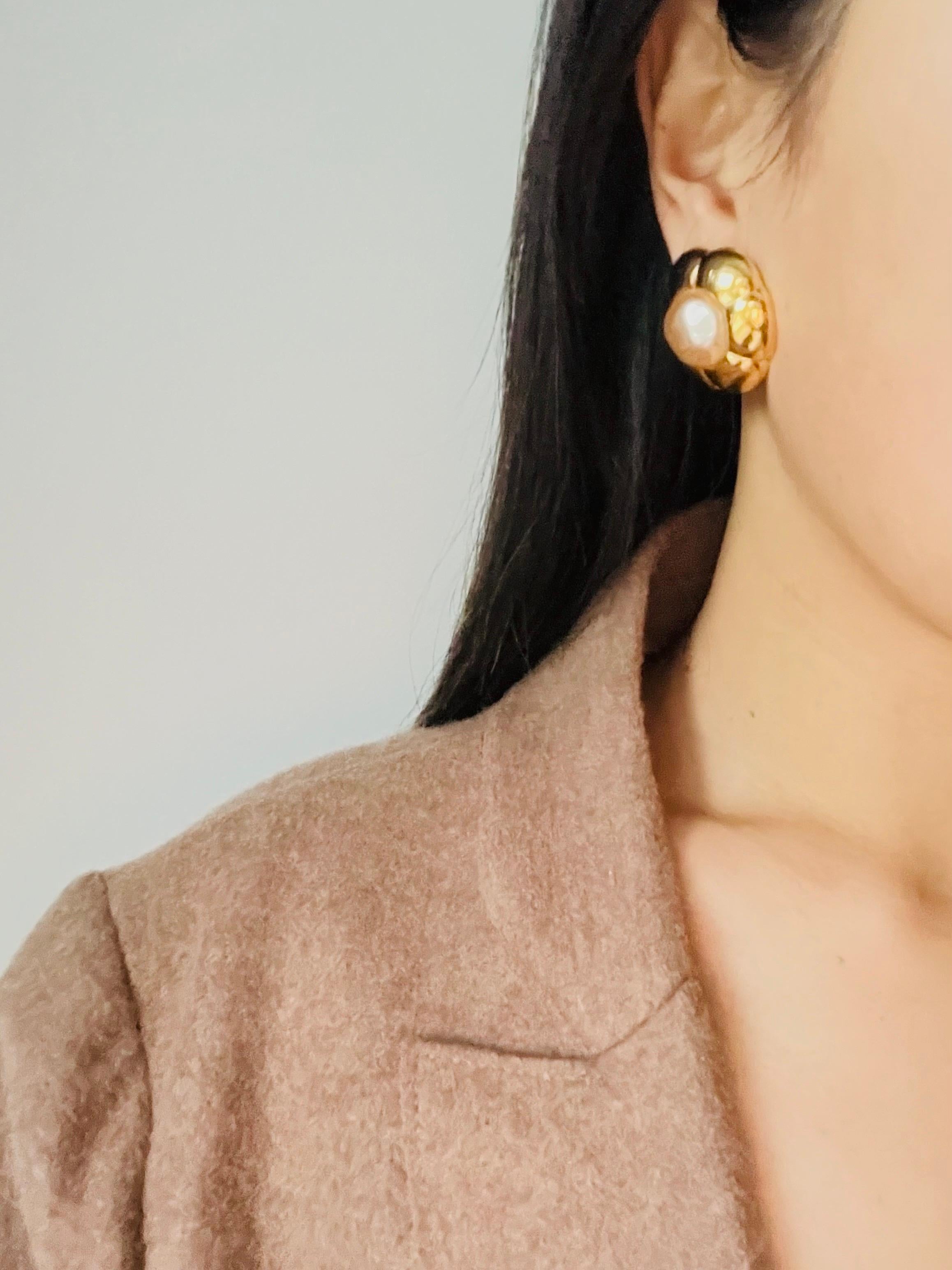 Chanel Vintage 1980s Extra Large Camélia Flower White Pearl Coco Clip Earrings For Sale 1