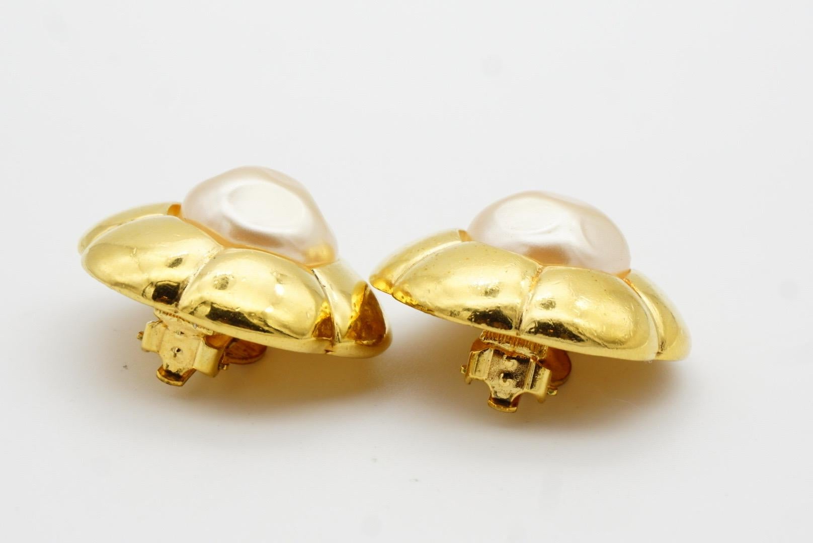 Chanel Vintage 1980s Extra Large Camélia Flower White Pearl Coco Clip Earrings For Sale 4