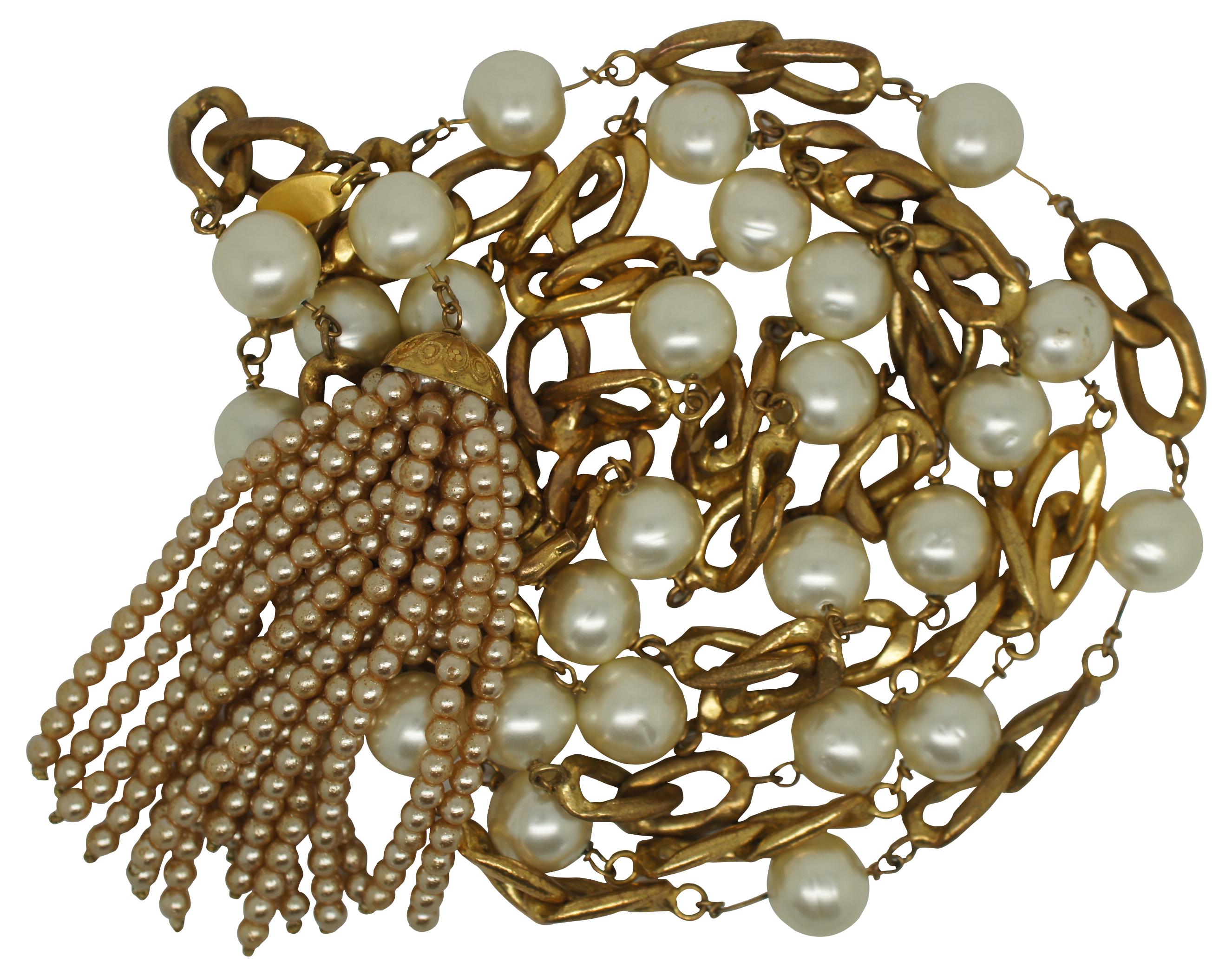 Circa 1988 Chanel gold toned chain link and alternating faux pearl swag belt. Features an eye catching tassel dangle with miniature pearls. Adjustable with hook closure. Collection 23 (1988)

Measures: 37” x 0.5” / Swag – 4.5” (Length x Width).