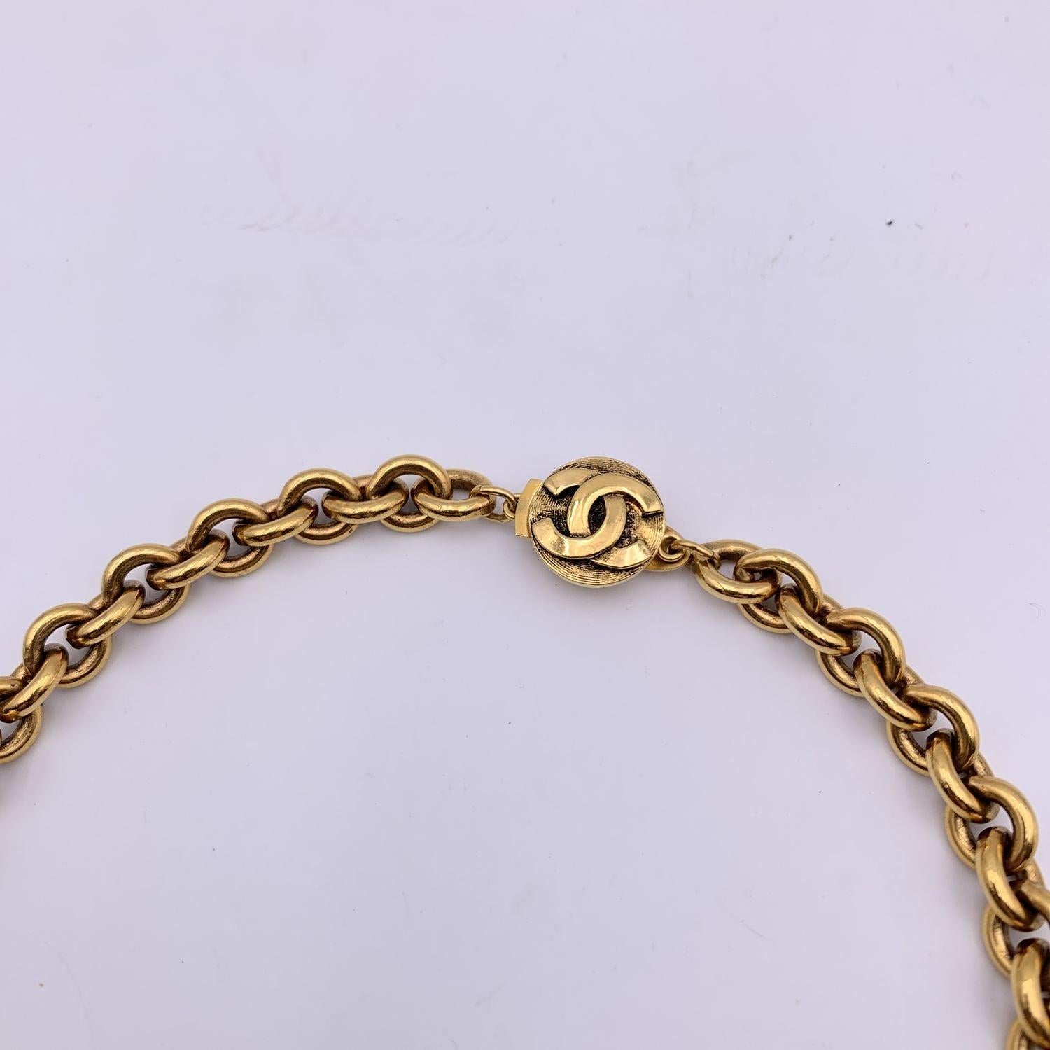 Chanel, collier chaîne vintage en métal doré avec perles en métal, années 1980 1