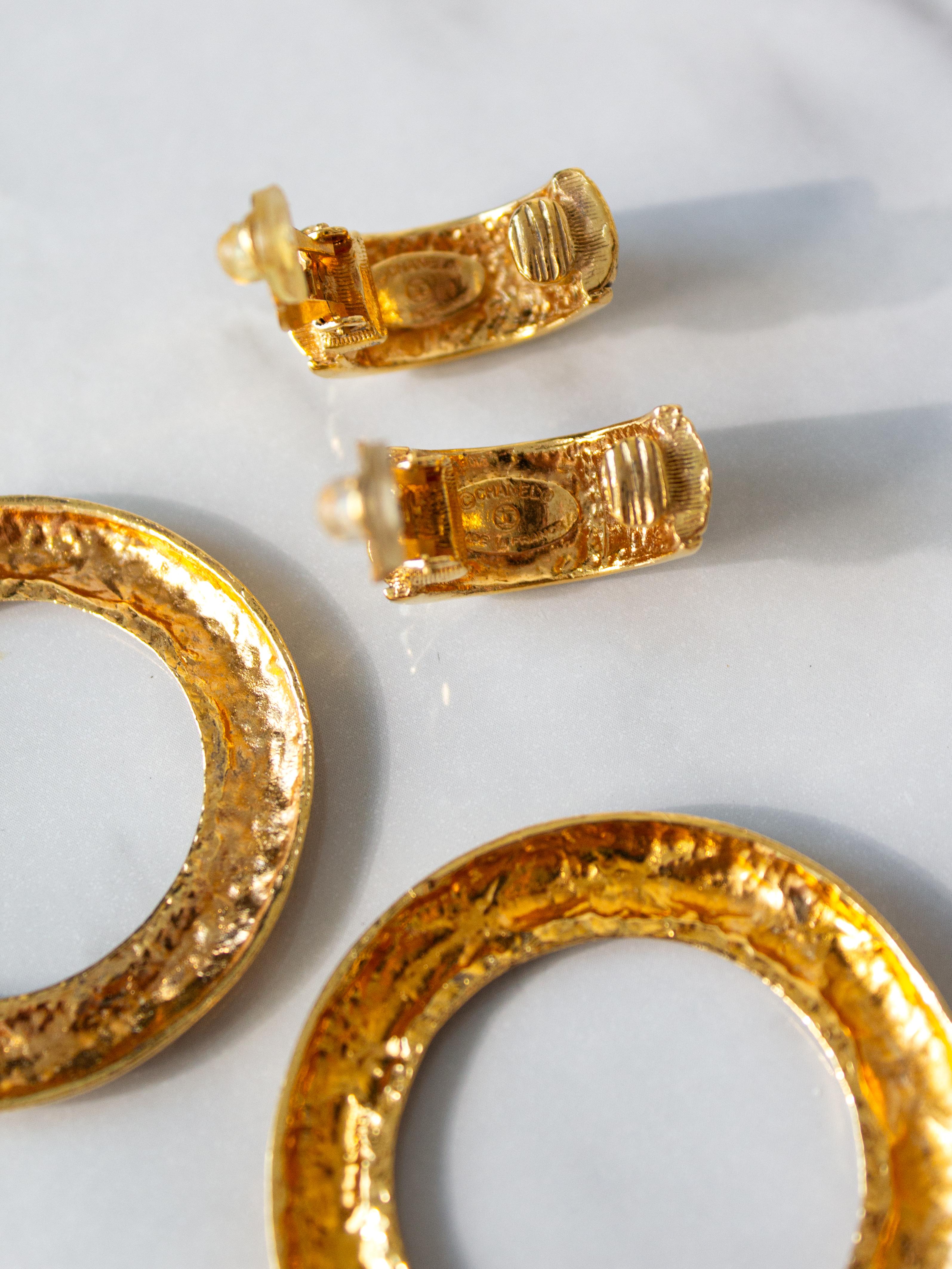 Chanel Vintage 1980s Gold Plated Door Knocker Quilted Hoop Clip On Earrings For Sale 6
