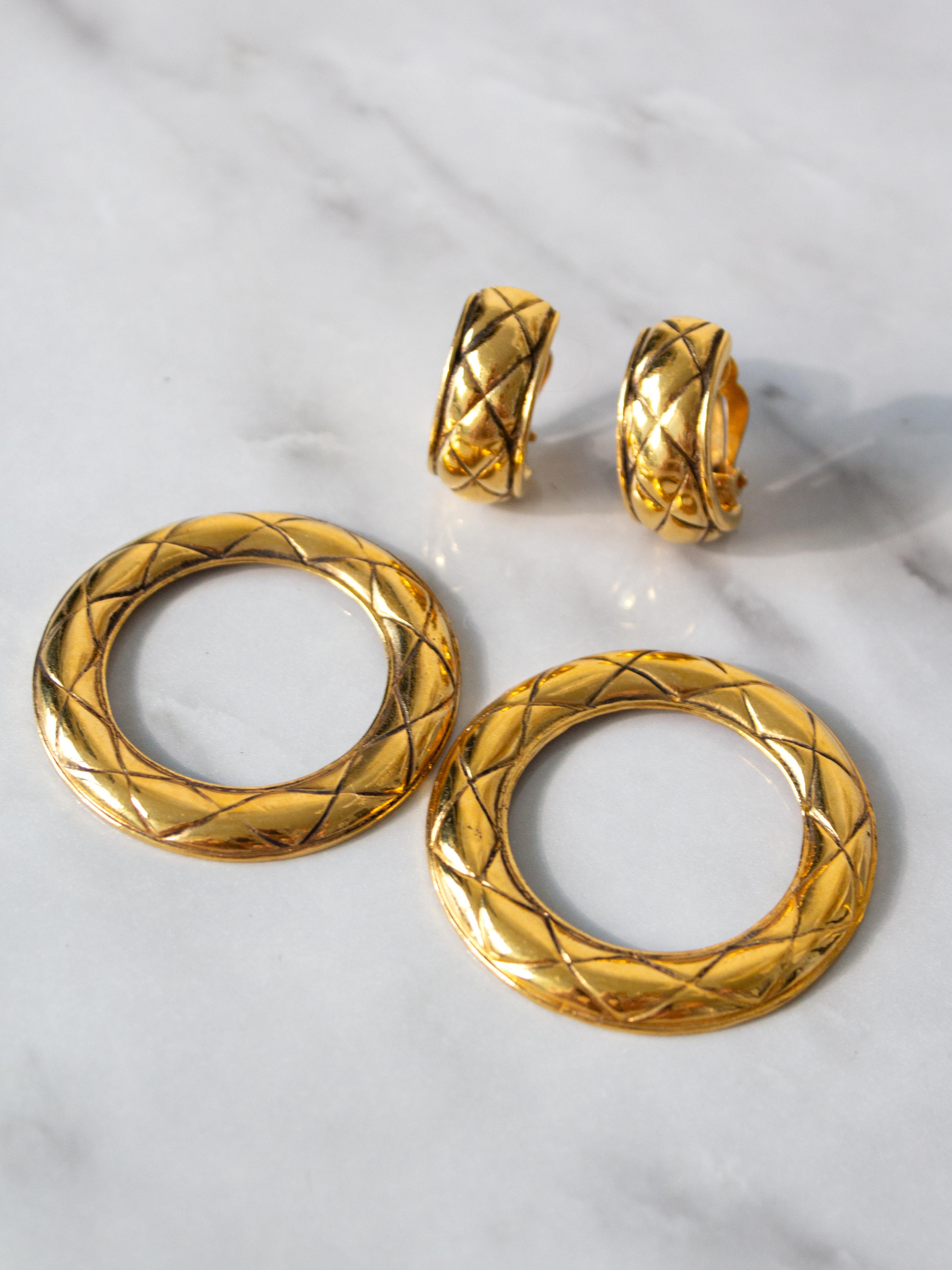 Chanel Vintage 1980s Gold Plated Door Knocker Quilted Hoop Clip On Earrings For Sale 8