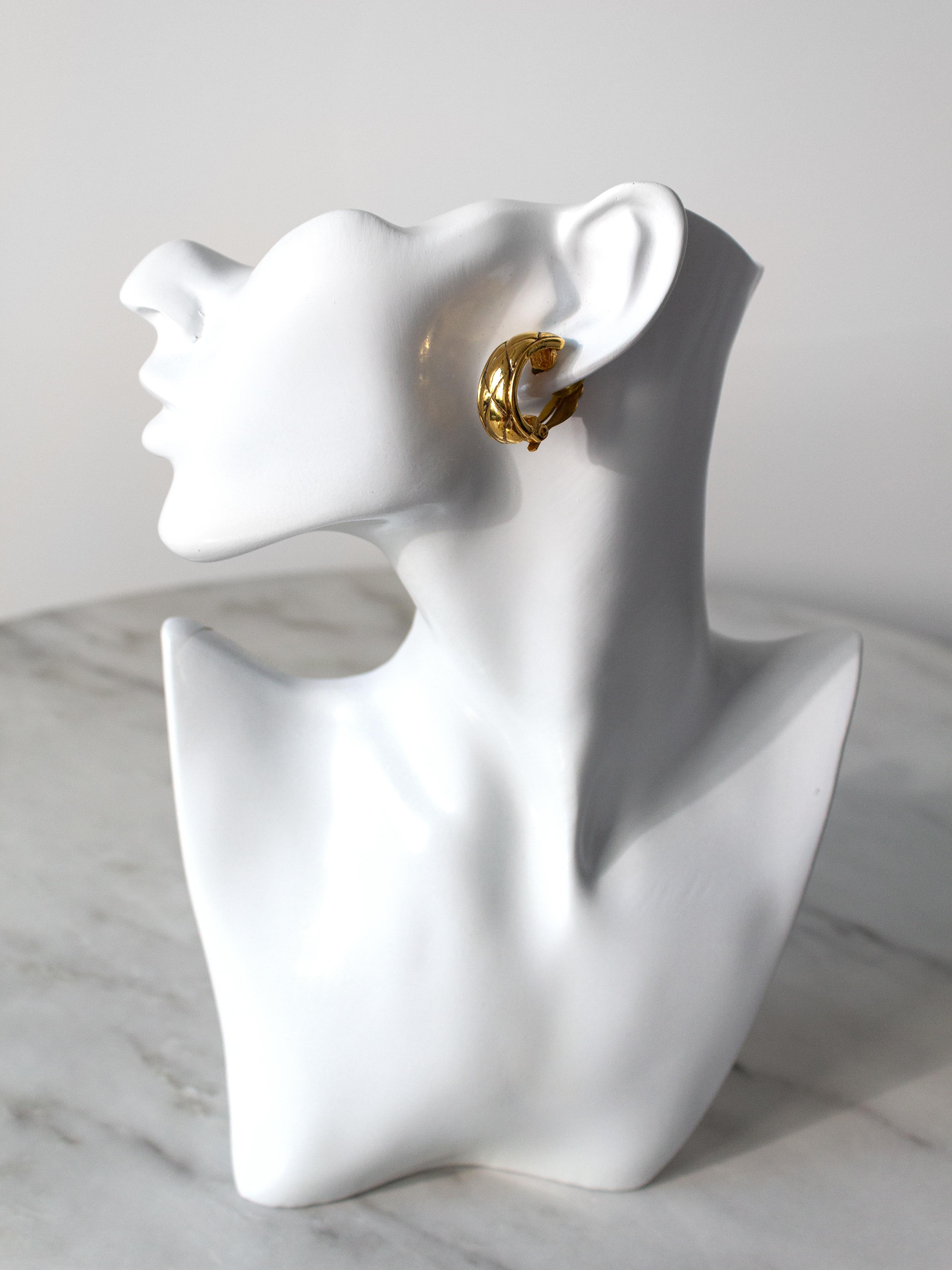 Chanel Vintage 1980s Gold Plated Door Knocker Quilted Hoop Clip On Earrings For Sale 10