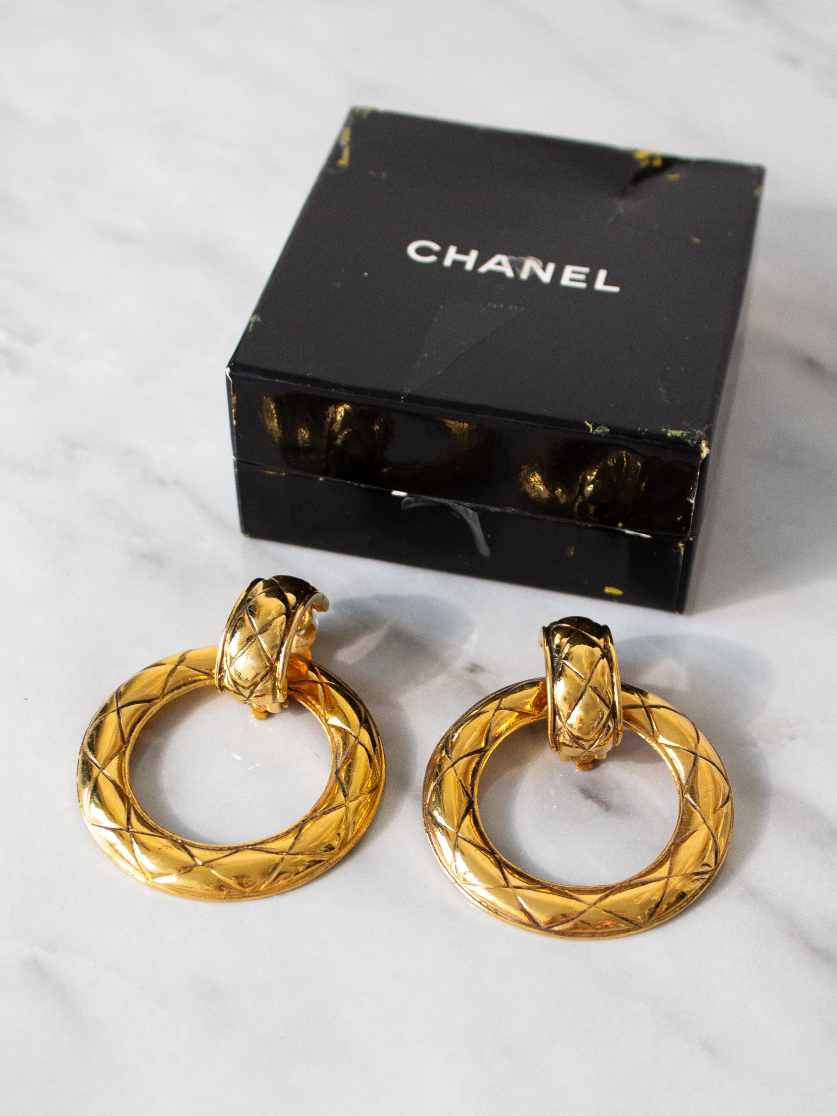 Chanel Vintage 1980s Gold Plated Door Knocker Quilted Hoop Clip On Earrings In Good Condition For Sale In Jersey City, NJ