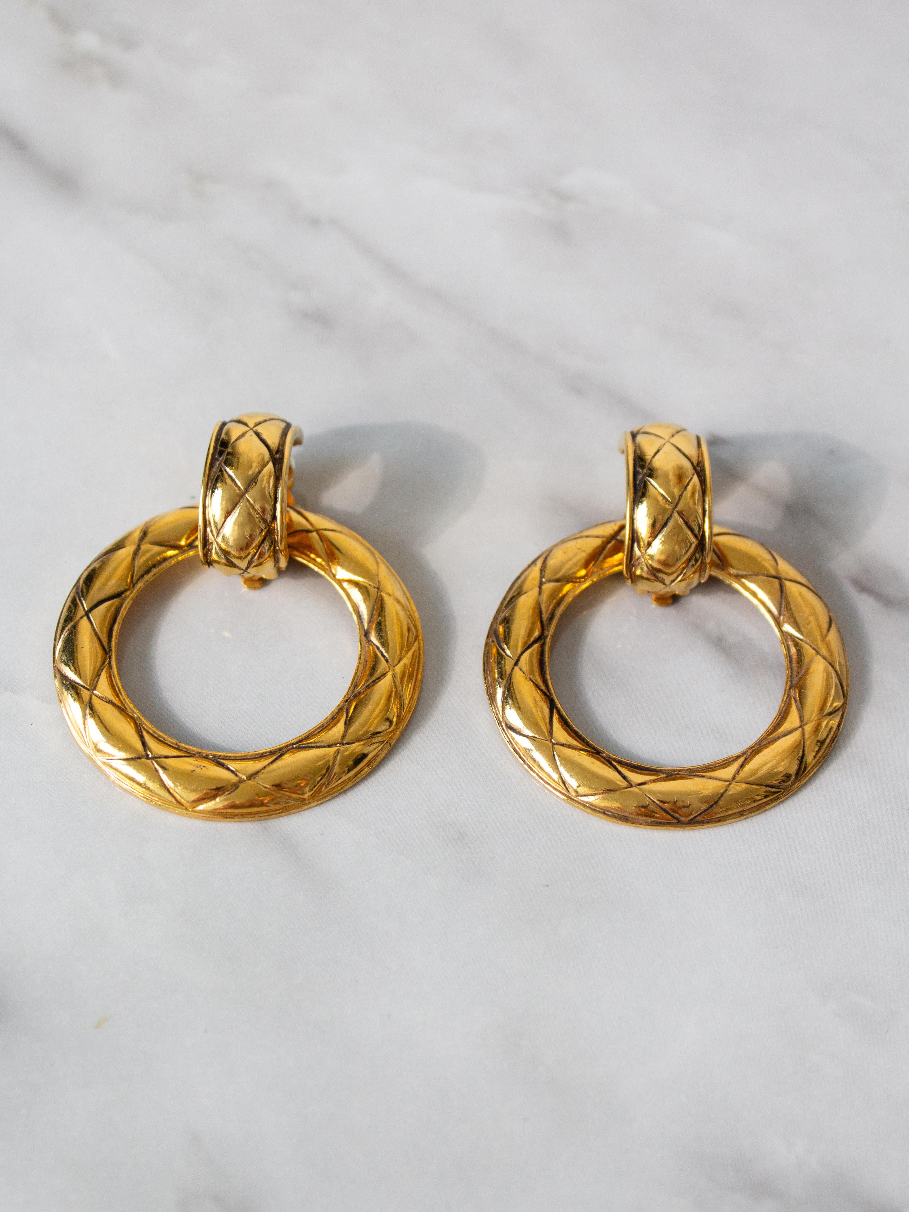 Chanel Vintage 1980s Gold Plated Door Knocker Quilted Hoop Clip On Earrings For Sale 1