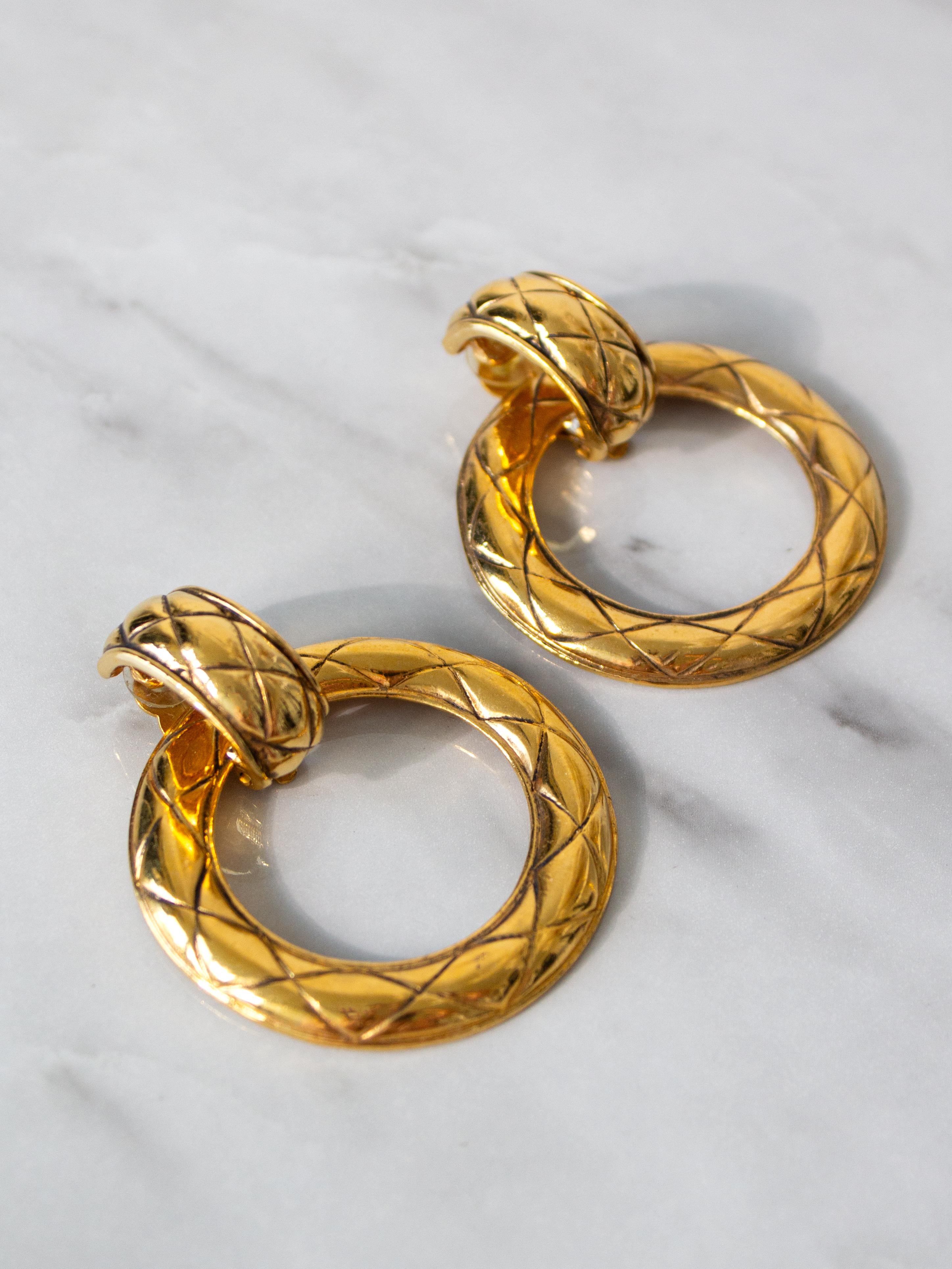 Chanel Vintage 1980s Gold Plated Door Knocker Quilted Hoop Clip On Earrings For Sale 2