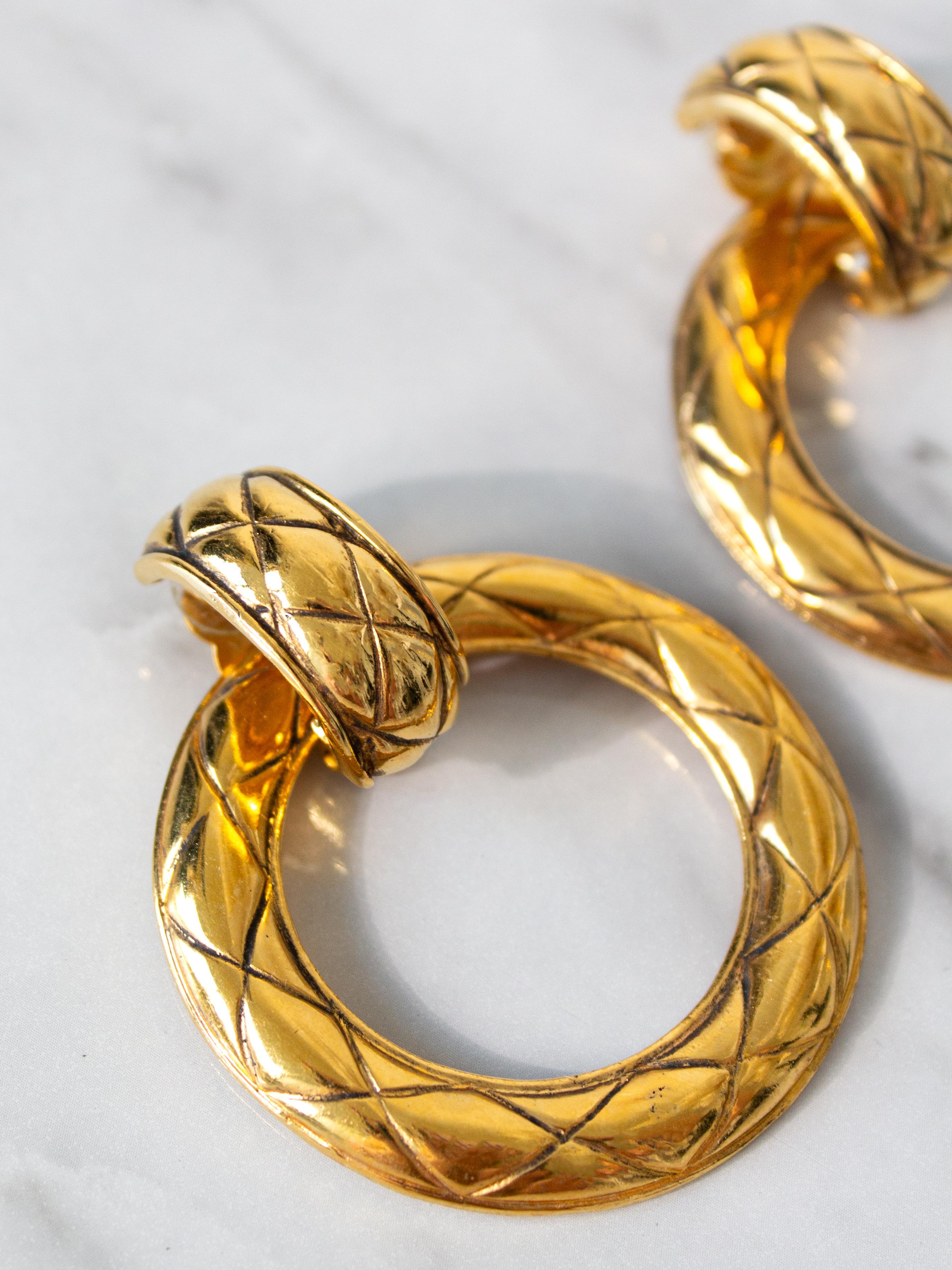 Chanel Vintage 1980s Gold Plated Door Knocker Quilted Hoop Clip On Earrings For Sale 3