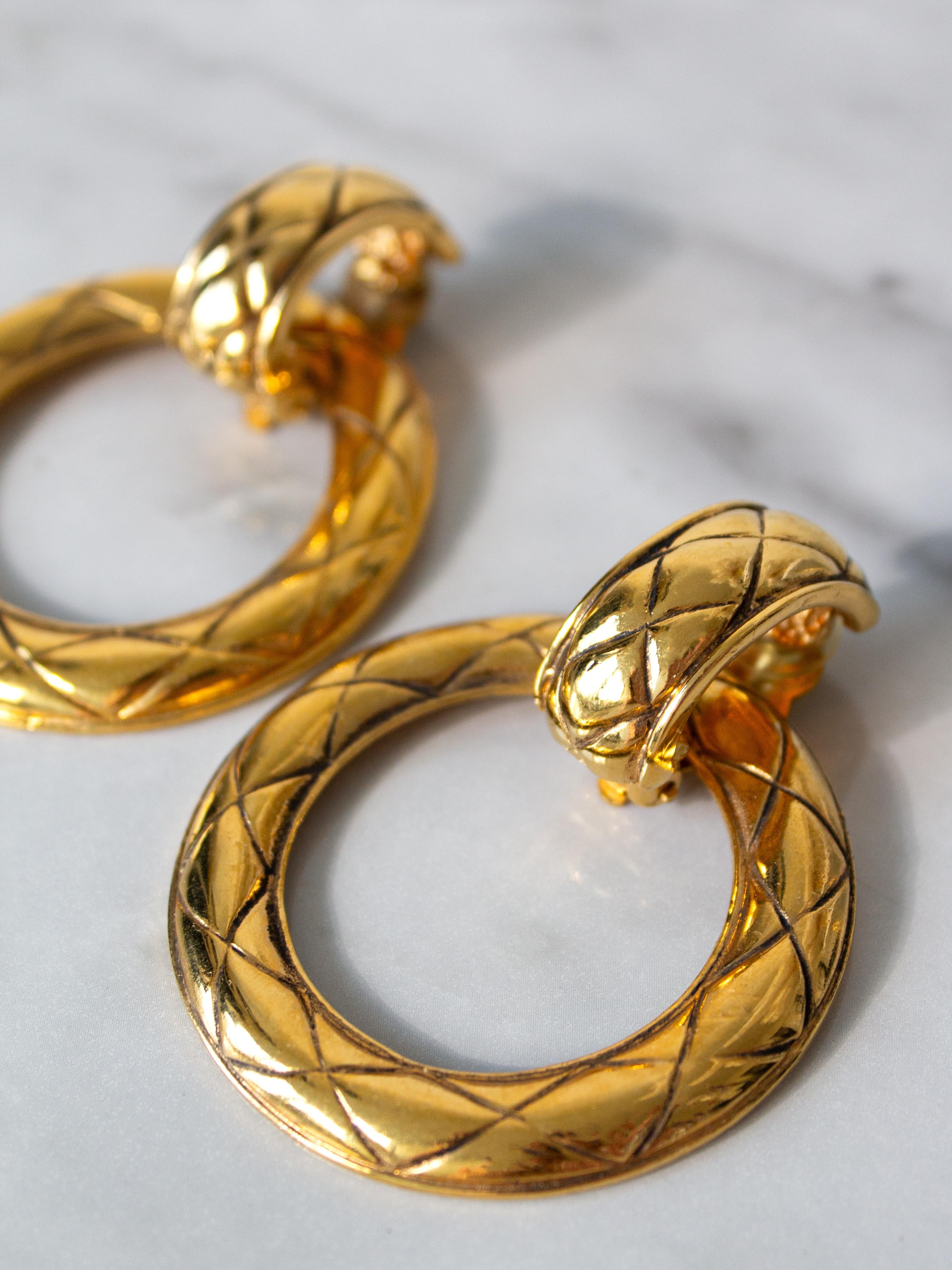Chanel Vintage 1980s Gold Plated Door Knocker Quilted Hoop Clip On Earrings For Sale 4