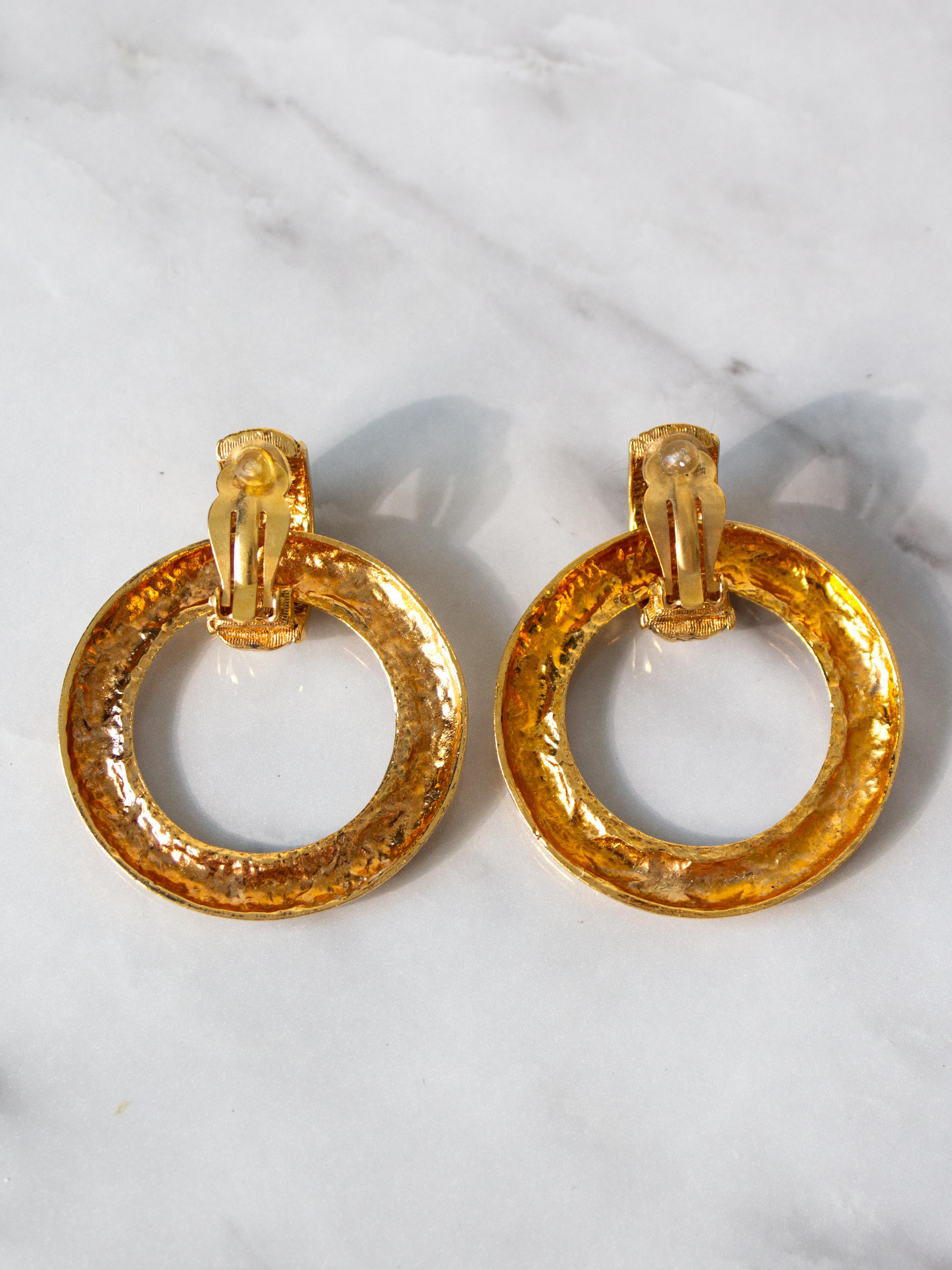 Chanel Vintage 1980s Gold Plated Door Knocker Quilted Hoop Clip On Earrings For Sale 5