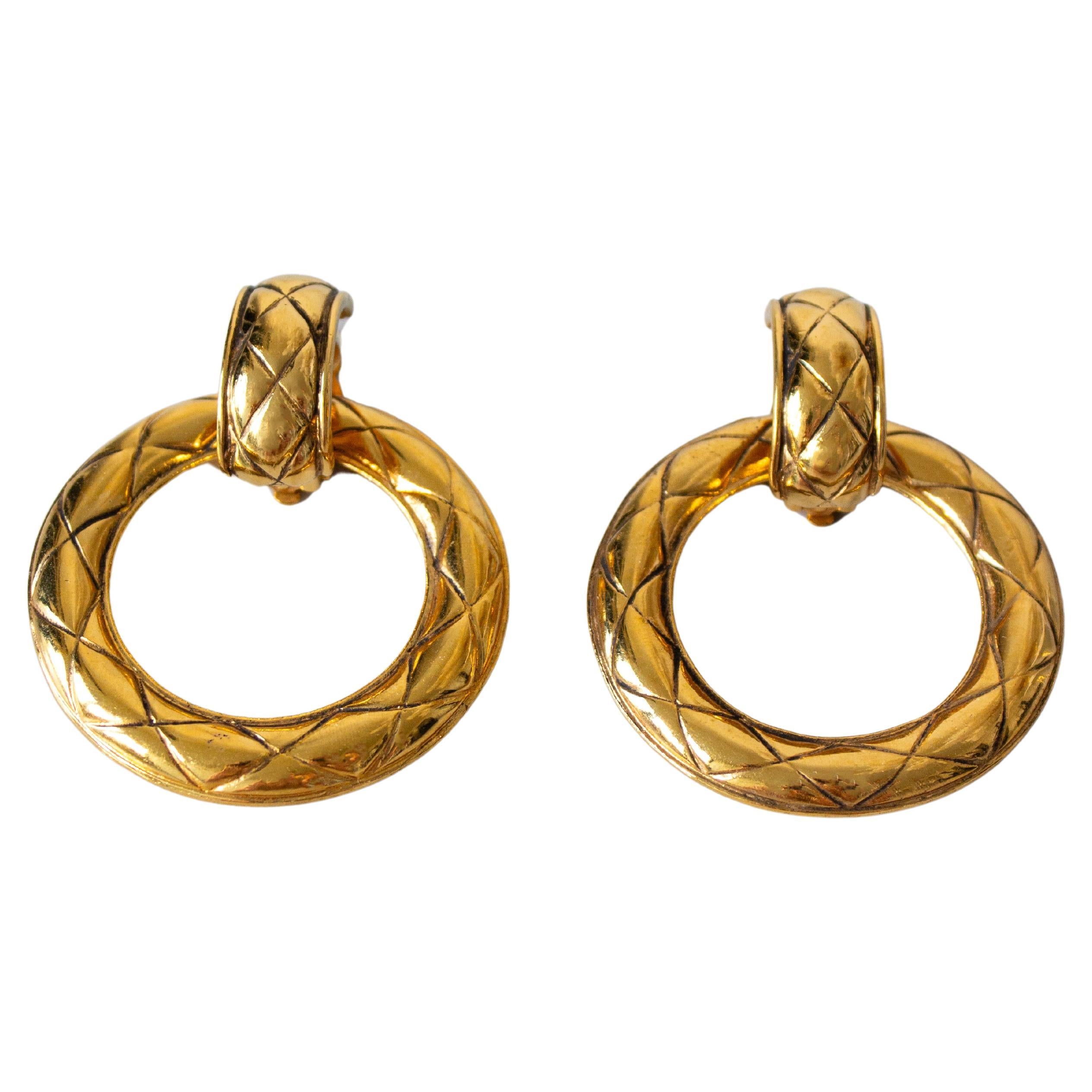 Chanel Vintage 1980s Gold Plated Door Knocker Quilted Hoop Clip On Earrings For Sale