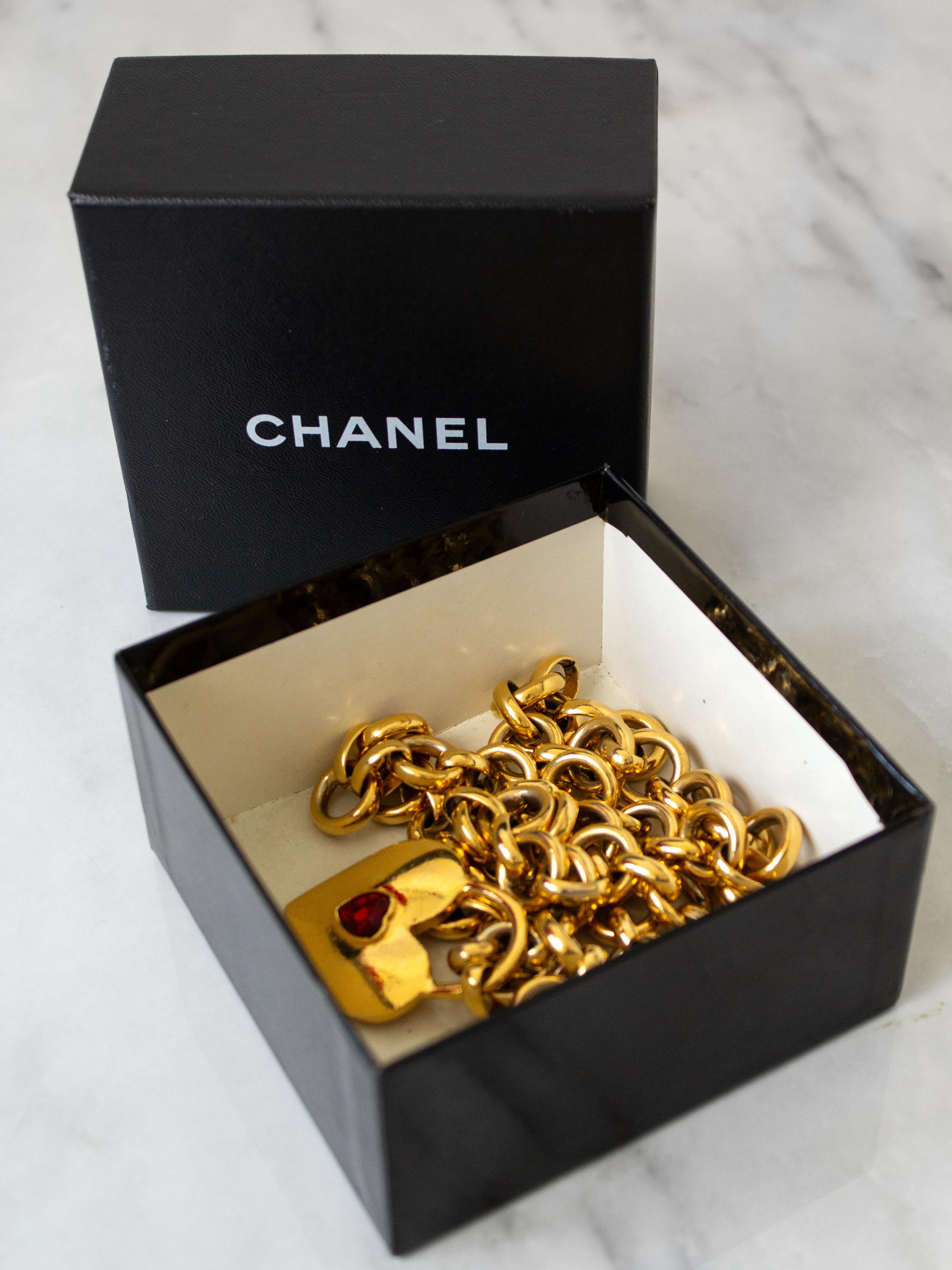 Chanel Vintage 1980s Gold Red Crystal Heart Padlock Chain Necklace Belt In Good Condition In Jersey City, NJ