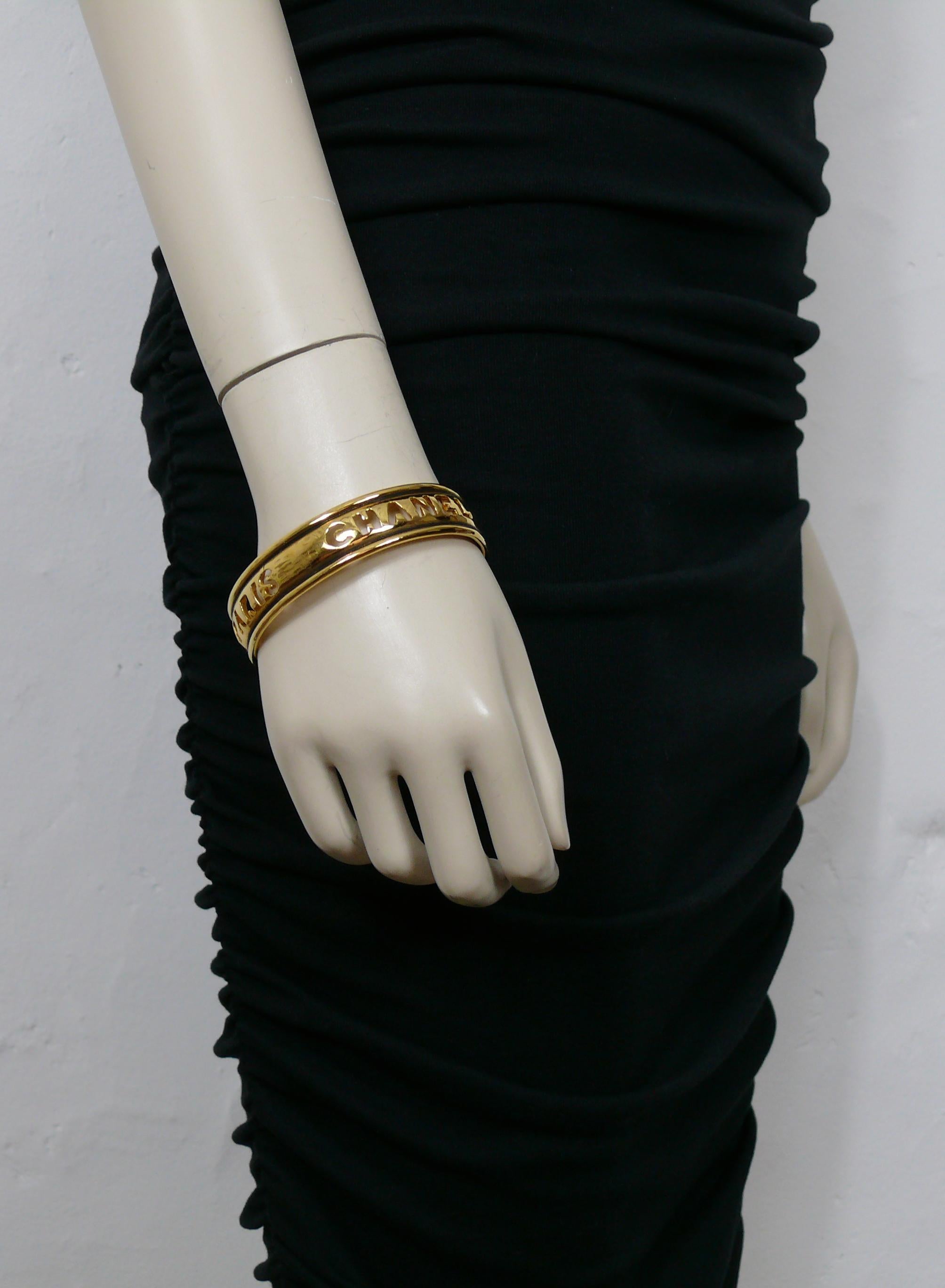 Chanel Vintage 1980s Gold Toned Cut Out Bangle Bracelet  In Excellent Condition For Sale In Nice, FR